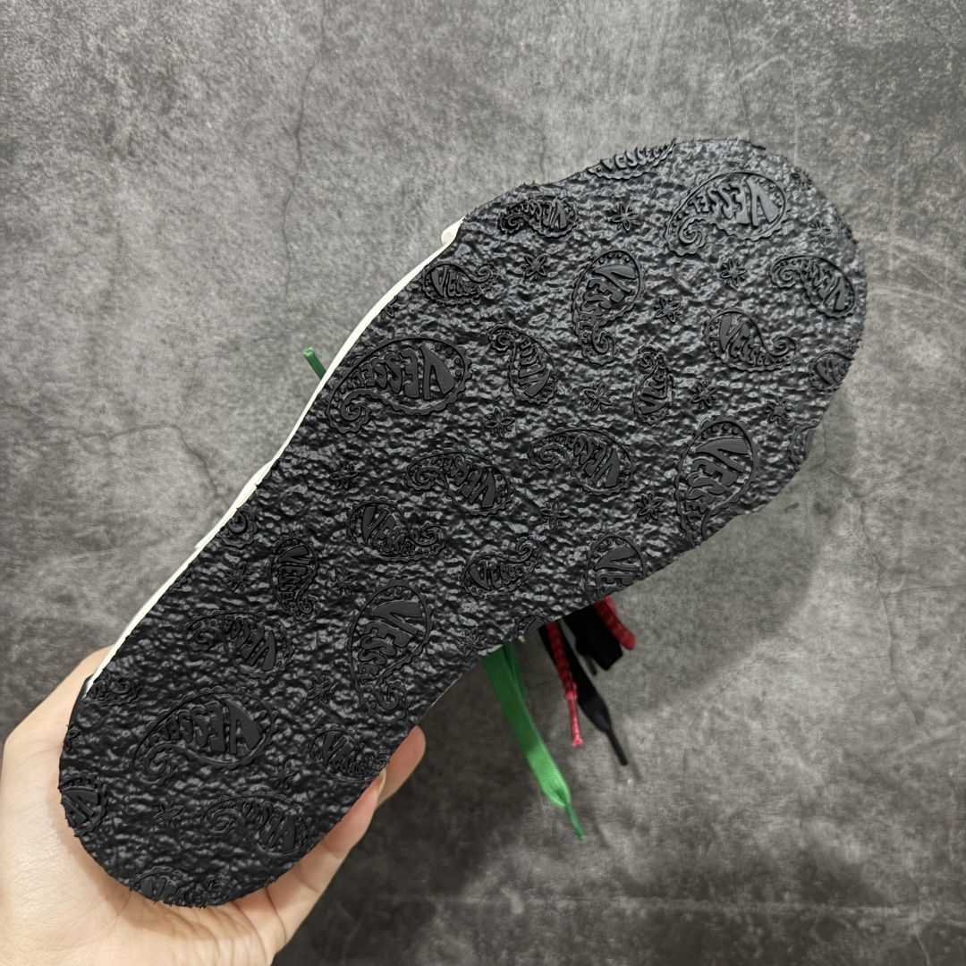 图片[9]-【莞顶礼盒版】xVESSEL × 吴建豪联名｜雪花酥Snowflake厚底增高板鞋】 ✨ #街头新宠 #甜酷有型 吴建豪亲自操刀设计，用「雪花酥」灵感颠覆传统板鞋基因！ 5cm隐形厚底暗藏心机，显高显腿长✔️ 软弹中底+防滑齿纹，暴走8小时不累脚👟 🎨 𝗖𝗢𝗖𝗛𝗼𝗜𝗰𝗲𝗿 三色狙击审美𝗧𝗼𝘁𝗽𝗼𝗶𝗻𝘁： ▫️「牛乳白」：软糯奶霜包裹鞋身，温柔狙击少女心 ▫️「奥利奥」：经典黑白漩涡纹，永不过时的𝗢𝘂𝘁𝗳𝗶𝘁𝗖位神器 ▫️「黑松露」：哑光麂皮𝗑金属细节，暗黑系𝗚𝗶𝗿𝗹𝗹𝗮𝘇必备𝗚𝗔𝗢级单品 🌟𝗗𝗲𝘀𝗶𝗴𝗻 𝗛𝗶𝗴𝗵𝗹𝗶𝗴𝗵𝘁： ✅解构式绑带𝗑异形后跟，每一步都踩在𝗧𝗼𝘁𝗽𝗼𝗶𝗻𝘁 ✅可拆卸雪花图腾配件，解锁𝟭𝟬𝟬𝟬+种穿搭姿势 ✅3M反光条暗藏𝗦𝗡𝗘𝗔𝗞𝗘𝗥𝗛𝗘𝗔𝗗彩蛋，夜行自带𝗙𝗼𝗰𝘂𝘀光效 尺码：35-45-选品中心