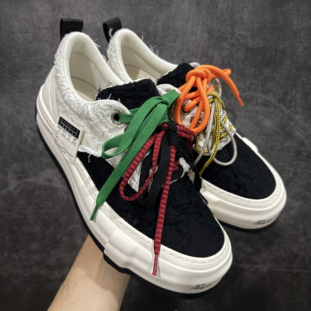 【莞顶礼盒版】xVESSEL × 吴建豪联名｜雪花酥Snowflake厚底增高板鞋】 ✨ #街头新宠 #甜酷有型 吴建豪亲自操刀设计，用「雪花酥」灵感颠覆传统板鞋基因！ 5cm隐形厚底暗藏心机，显高显腿长✔️ 软弹中底+防滑齿纹，暴走8小时不累脚👟 🎨 𝗖𝗢𝗖𝗛𝗼𝗜𝗰𝗲𝗿 三色狙击审美𝗧𝗼𝘁𝗽𝗼𝗶𝗻𝘁： ▫️「牛乳白」：软糯奶霜包裹鞋身，温柔狙击少女心 ▫️「奥利奥」：经典黑白漩涡纹，永不过时的𝗢𝘂𝘁𝗳𝗶𝘁𝗖位神器 ▫️「黑松露」：哑光麂皮𝗑金属细节，暗黑系𝗚𝗶𝗿𝗹𝗹𝗮𝘇必备𝗚𝗔𝗢级单品 🌟𝗗𝗲𝘀𝗶𝗴𝗻 𝗛𝗶𝗴𝗵𝗹𝗶𝗴𝗵𝘁： ✅解构式绑带𝗑异形后跟，每一步都踩在𝗧𝗼𝘁𝗽𝗼𝗶𝗻𝘁 ✅可拆卸雪花图腾配件，解锁𝟭𝟬𝟬𝟬+种穿搭姿势 ✅3M反光条暗藏𝗦𝗡𝗘𝗔𝗞𝗘𝗥𝗛𝗘𝗔𝗗彩蛋，夜行自带𝗙𝗼𝗰𝘂𝘀光效 尺码：35-45-选品中心