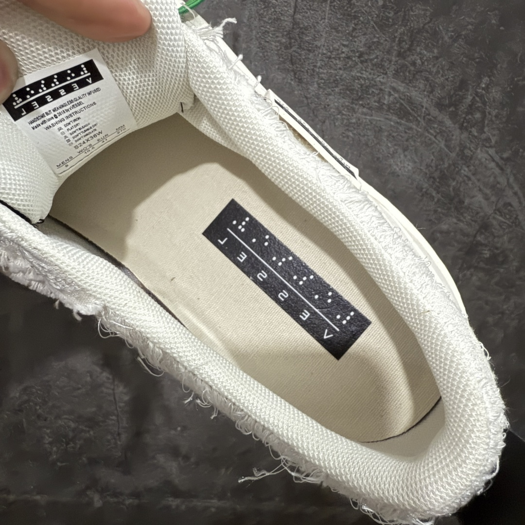 图片[7]-【莞顶礼盒版】xVESSEL × 吴建豪联名｜雪花酥Snowflake厚底增高板鞋】 ✨ #街头新宠 #甜酷有型 吴建豪亲自操刀设计，用「雪花酥」灵感颠覆传统板鞋基因！ 5cm隐形厚底暗藏心机，显高显腿长✔️ 软弹中底+防滑齿纹，暴走8小时不累脚👟 🎨 𝗖𝗢𝗖𝗛𝗼𝗜𝗰𝗲𝗿 三色狙击审美𝗧𝗼𝘁𝗽𝗼𝗶𝗻𝘁： ▫️「牛乳白」：软糯奶霜包裹鞋身，温柔狙击少女心 ▫️「奥利奥」：经典黑白漩涡纹，永不过时的𝗢𝘂𝘁𝗳𝗶𝘁𝗖位神器 ▫️「黑松露」：哑光麂皮𝗑金属细节，暗黑系𝗚𝗶𝗿𝗹𝗹𝗮𝘇必备𝗚𝗔𝗢级单品 🌟𝗗𝗲𝘀𝗶𝗴𝗻 𝗛𝗶𝗴𝗵𝗹𝗶𝗴𝗵𝘁： ✅解构式绑带𝗑异形后跟，每一步都踩在𝗧𝗼𝘁𝗽𝗼𝗶𝗻𝘁 ✅可拆卸雪花图腾配件，解锁𝟭𝟬𝟬𝟬+种穿搭姿势 ✅3M反光条暗藏𝗦𝗡𝗘𝗔𝗞𝗘𝗥𝗛𝗘𝗔𝗗彩蛋，夜行自带𝗙𝗼𝗰𝘂𝘀光效 尺码：35-45-选品中心