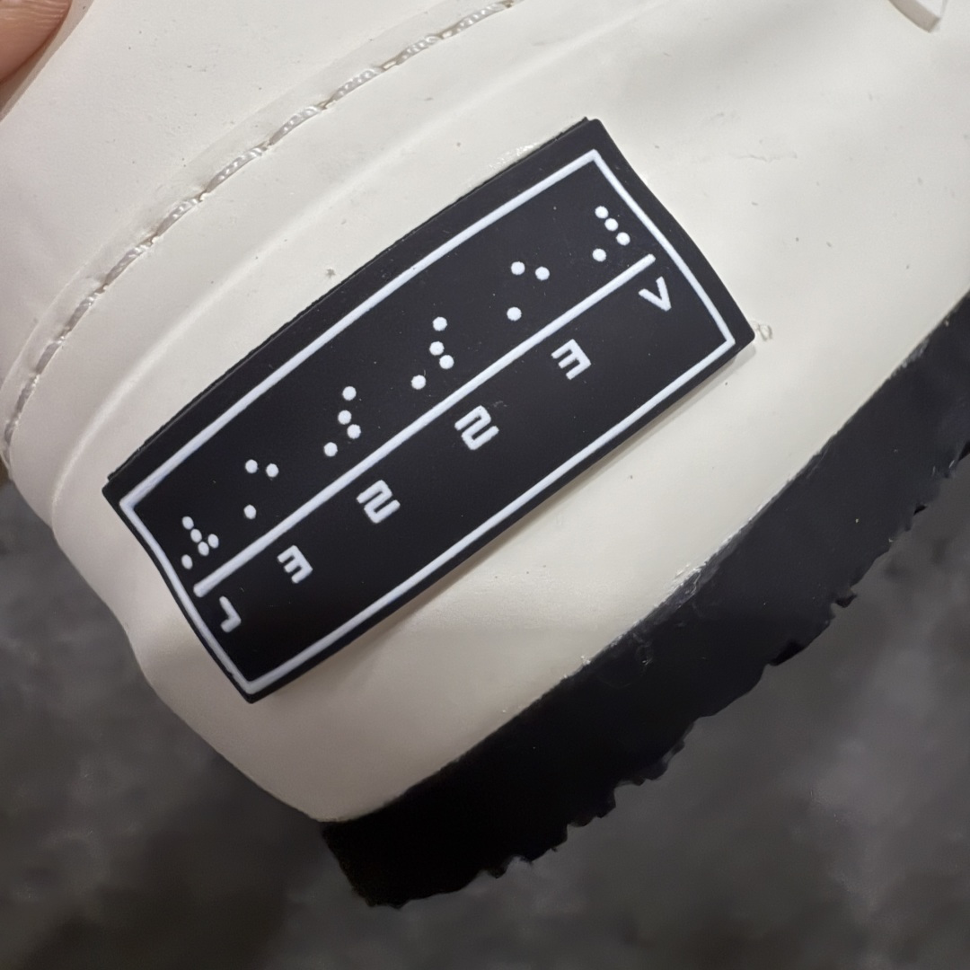 图片[3]-【莞顶礼盒版】xVESSEL × 吴建豪联名｜雪花酥Snowflake厚底增高板鞋】 ✨ #街头新宠 #甜酷有型 吴建豪亲自操刀设计，用「雪花酥」灵感颠覆传统板鞋基因！ 5cm隐形厚底暗藏心机，显高显腿长✔️ 软弹中底+防滑齿纹，暴走8小时不累脚👟 🎨 𝗖𝗢𝗖𝗛𝗼𝗜𝗰𝗲𝗿 三色狙击审美𝗧𝗼𝘁𝗽𝗼𝗶𝗻𝘁： ▫️「牛乳白」：软糯奶霜包裹鞋身，温柔狙击少女心 ▫️「奥利奥」：经典黑白漩涡纹，永不过时的𝗢𝘂𝘁𝗳𝗶𝘁𝗖位神器 ▫️「黑松露」：哑光麂皮𝗑金属细节，暗黑系𝗚𝗶𝗿𝗹𝗹𝗮𝘇必备𝗚𝗔𝗢级单品 🌟𝗗𝗲𝘀𝗶𝗴𝗻 𝗛𝗶𝗴𝗵𝗹𝗶𝗴𝗵𝘁： ✅解构式绑带𝗑异形后跟，每一步都踩在𝗧𝗼𝘁𝗽𝗼𝗶𝗻𝘁 ✅可拆卸雪花图腾配件，解锁𝟭𝟬𝟬𝟬+种穿搭姿势 ✅3M反光条暗藏𝗦𝗡𝗘𝗔𝗞𝗘𝗥𝗛𝗘𝗔𝗗彩蛋，夜行自带𝗙𝗼𝗰𝘂𝘀光效 尺码：35-45-选品中心