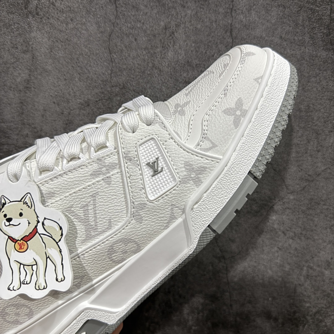 图片[6]-【专柜版/海淘代购版】 现货当天可取 LV Trainer系列高奢运动鞋 白灰旺财哈士奇小狗吊牌 新款芯片顶级 潮人必备单品 同步ZP官网空胶工艺 鞋舌、挂饰均镶嵌NFC芯片感应装置 正确胶片断点式设计 中底正确还原原版油印字母比例 1：1原楦格板、楦头、刀磨全新升级！ 独家订制顶级压纹麂皮 原版开模TPU大底 质感原版一致 垫脚聚米微料加透气英伦网布 披靡市场任何版本！细节完美呈现！ 代购指定版本 全新升级最新双盒包装 扫码秒进官网！ 全套包装配件同比原版 尺码： 38-46-选品中心