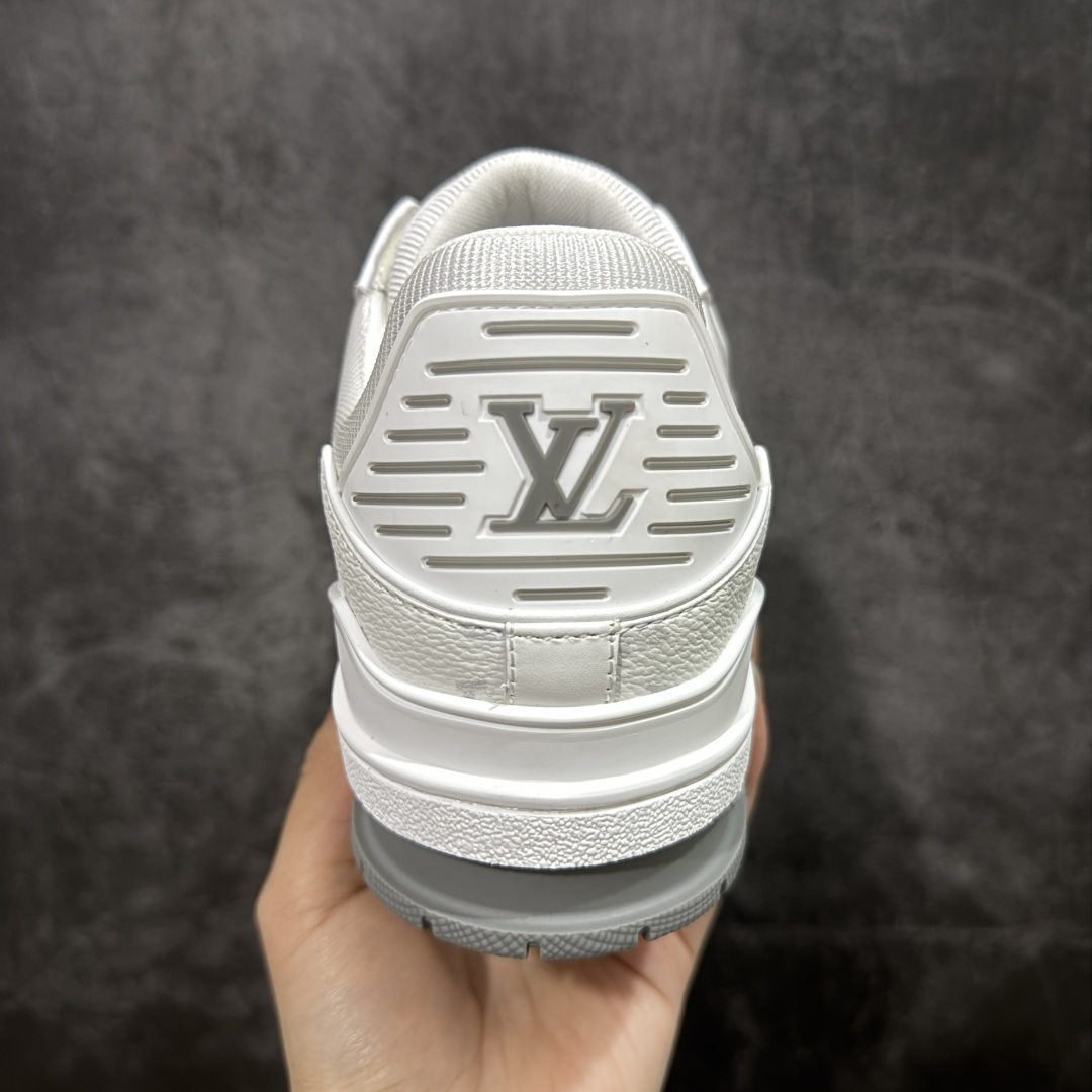 图片[4]-【专柜版/海淘代购版】 现货当天可取 LV Trainer系列高奢运动鞋 白灰旺财哈士奇小狗吊牌 新款芯片顶级 潮人必备单品 同步ZP官网空胶工艺 鞋舌、挂饰均镶嵌NFC芯片感应装置 正确胶片断点式设计 中底正确还原原版油印字母比例 1：1原楦格板、楦头、刀磨全新升级！ 独家订制顶级压纹麂皮 原版开模TPU大底 质感原版一致 垫脚聚米微料加透气英伦网布 披靡市场任何版本！细节完美呈现！ 代购指定版本 全新升级最新双盒包装 扫码秒进官网！ 全套包装配件同比原版 尺码： 38-46-选品中心