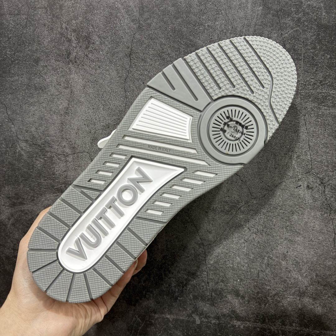 图片[9]-【专柜版/海淘代购版】 现货当天可取 LV Trainer系列高奢运动鞋 白灰旺财哈士奇小狗吊牌 新款芯片顶级 潮人必备单品 同步ZP官网空胶工艺 鞋舌、挂饰均镶嵌NFC芯片感应装置 正确胶片断点式设计 中底正确还原原版油印字母比例 1：1原楦格板、楦头、刀磨全新升级！ 独家订制顶级压纹麂皮 原版开模TPU大底 质感原版一致 垫脚聚米微料加透气英伦网布 披靡市场任何版本！细节完美呈现！ 代购指定版本 全新升级最新双盒包装 扫码秒进官网！ 全套包装配件同比原版 尺码： 38-46-选品中心