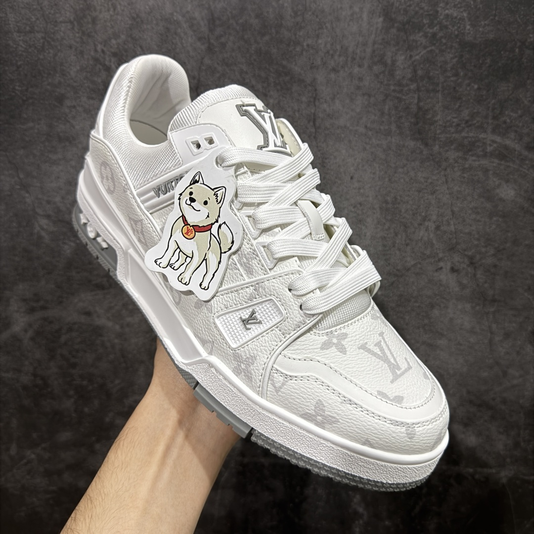图片[3]-【专柜版/海淘代购版】 现货当天可取 LV Trainer系列高奢运动鞋 白灰旺财哈士奇小狗吊牌 新款芯片顶级 潮人必备单品 同步ZP官网空胶工艺 鞋舌、挂饰均镶嵌NFC芯片感应装置 正确胶片断点式设计 中底正确还原原版油印字母比例 1：1原楦格板、楦头、刀磨全新升级！ 独家订制顶级压纹麂皮 原版开模TPU大底 质感原版一致 垫脚聚米微料加透气英伦网布 披靡市场任何版本！细节完美呈现！ 代购指定版本 全新升级最新双盒包装 扫码秒进官网！ 全套包装配件同比原版 尺码： 38-46-选品中心