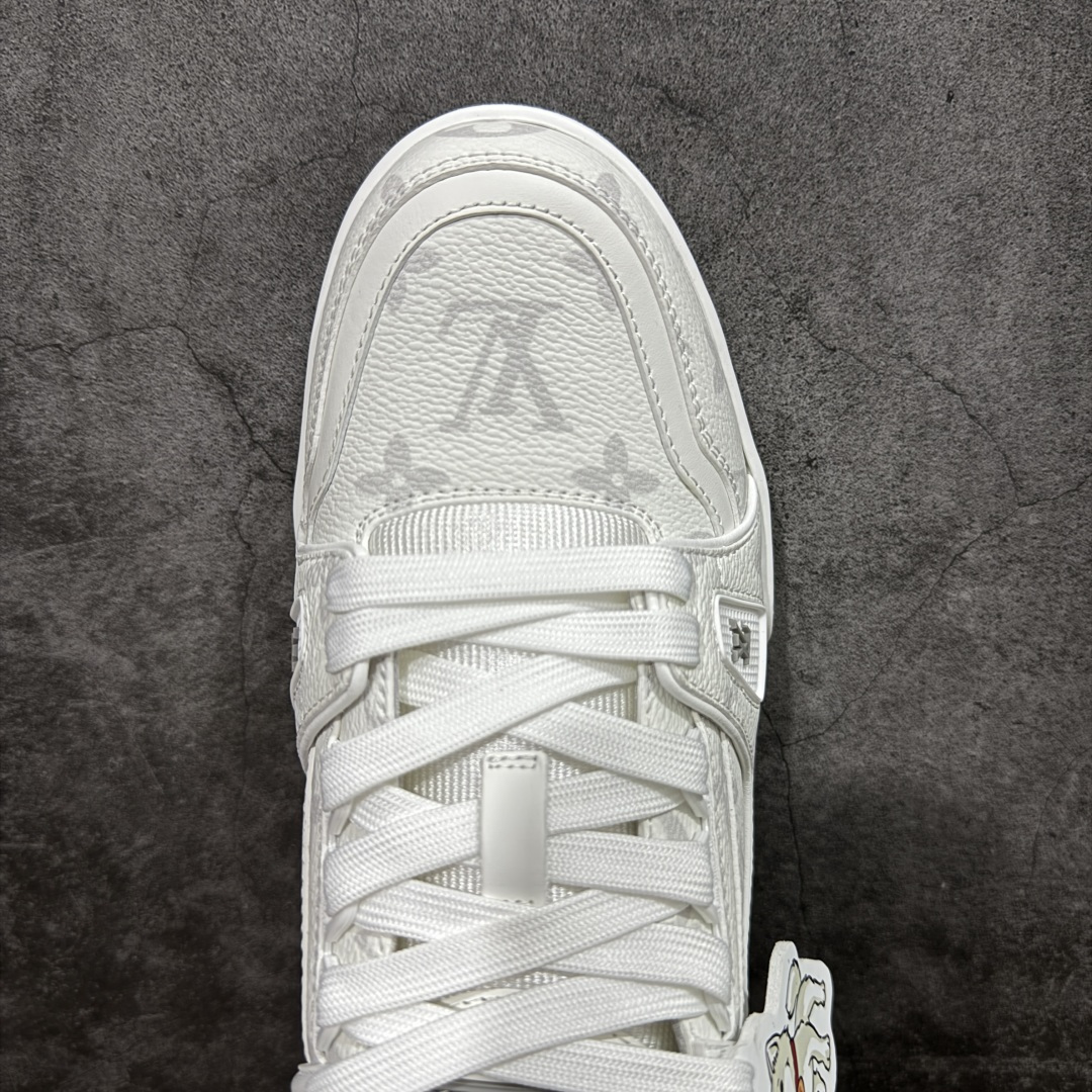 图片[5]-【专柜版/海淘代购版】 现货当天可取 LV Trainer系列高奢运动鞋 白灰旺财哈士奇小狗吊牌 新款芯片顶级 潮人必备单品 同步ZP官网空胶工艺 鞋舌、挂饰均镶嵌NFC芯片感应装置 正确胶片断点式设计 中底正确还原原版油印字母比例 1：1原楦格板、楦头、刀磨全新升级！ 独家订制顶级压纹麂皮 原版开模TPU大底 质感原版一致 垫脚聚米微料加透气英伦网布 披靡市场任何版本！细节完美呈现！ 代购指定版本 全新升级最新双盒包装 扫码秒进官网！ 全套包装配件同比原版 尺码： 38-46-选品中心