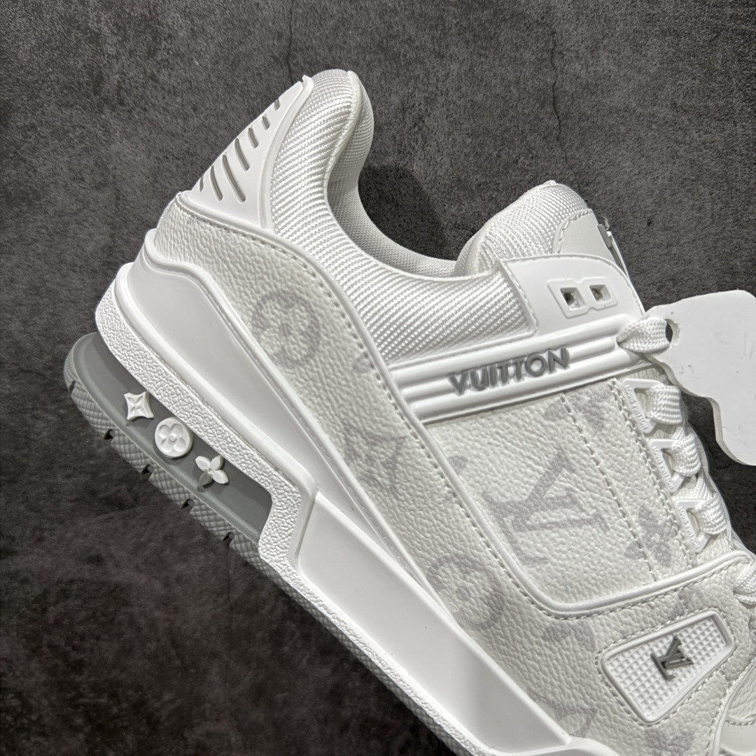 图片[7]-【专柜版/海淘代购版】 现货当天可取 LV Trainer系列高奢运动鞋 白灰旺财哈士奇小狗吊牌 新款芯片顶级 潮人必备单品 同步ZP官网空胶工艺 鞋舌、挂饰均镶嵌NFC芯片感应装置 正确胶片断点式设计 中底正确还原原版油印字母比例 1：1原楦格板、楦头、刀磨全新升级！ 独家订制顶级压纹麂皮 原版开模TPU大底 质感原版一致 垫脚聚米微料加透气英伦网布 披靡市场任何版本！细节完美呈现！ 代购指定版本 全新升级最新双盒包装 扫码秒进官网！ 全套包装配件同比原版 尺码： 38-46-选品中心