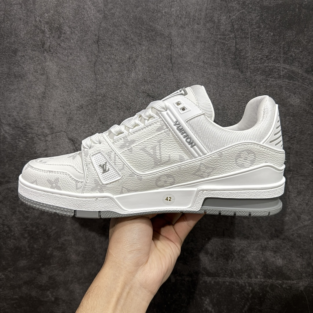 图片[2]-【专柜版/海淘代购版】 现货当天可取 LV Trainer系列高奢运动鞋 白灰旺财哈士奇小狗吊牌 新款芯片顶级 潮人必备单品 同步ZP官网空胶工艺 鞋舌、挂饰均镶嵌NFC芯片感应装置 正确胶片断点式设计 中底正确还原原版油印字母比例 1：1原楦格板、楦头、刀磨全新升级！ 独家订制顶级压纹麂皮 原版开模TPU大底 质感原版一致 垫脚聚米微料加透气英伦网布 披靡市场任何版本！细节完美呈现！ 代购指定版本 全新升级最新双盒包装 扫码秒进官网！ 全套包装配件同比原版 尺码： 38-46-选品中心