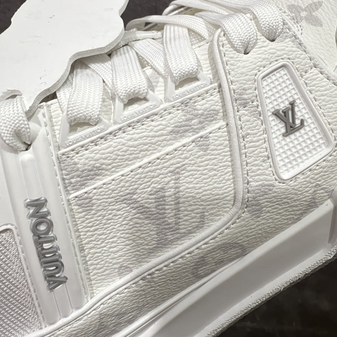 图片[3]-【专柜版/海淘代购版】 现货当天可取 LV Trainer系列高奢运动鞋 白灰旺财哈士奇小狗吊牌 新款芯片顶级 潮人必备单品 同步ZP官网空胶工艺 鞋舌、挂饰均镶嵌NFC芯片感应装置 正确胶片断点式设计 中底正确还原原版油印字母比例 1：1原楦格板、楦头、刀磨全新升级！ 独家订制顶级压纹麂皮 原版开模TPU大底 质感原版一致 垫脚聚米微料加透气英伦网布 披靡市场任何版本！细节完美呈现！ 代购指定版本 全新升级最新双盒包装 扫码秒进官网！ 全套包装配件同比原版 尺码： 38-46-选品中心