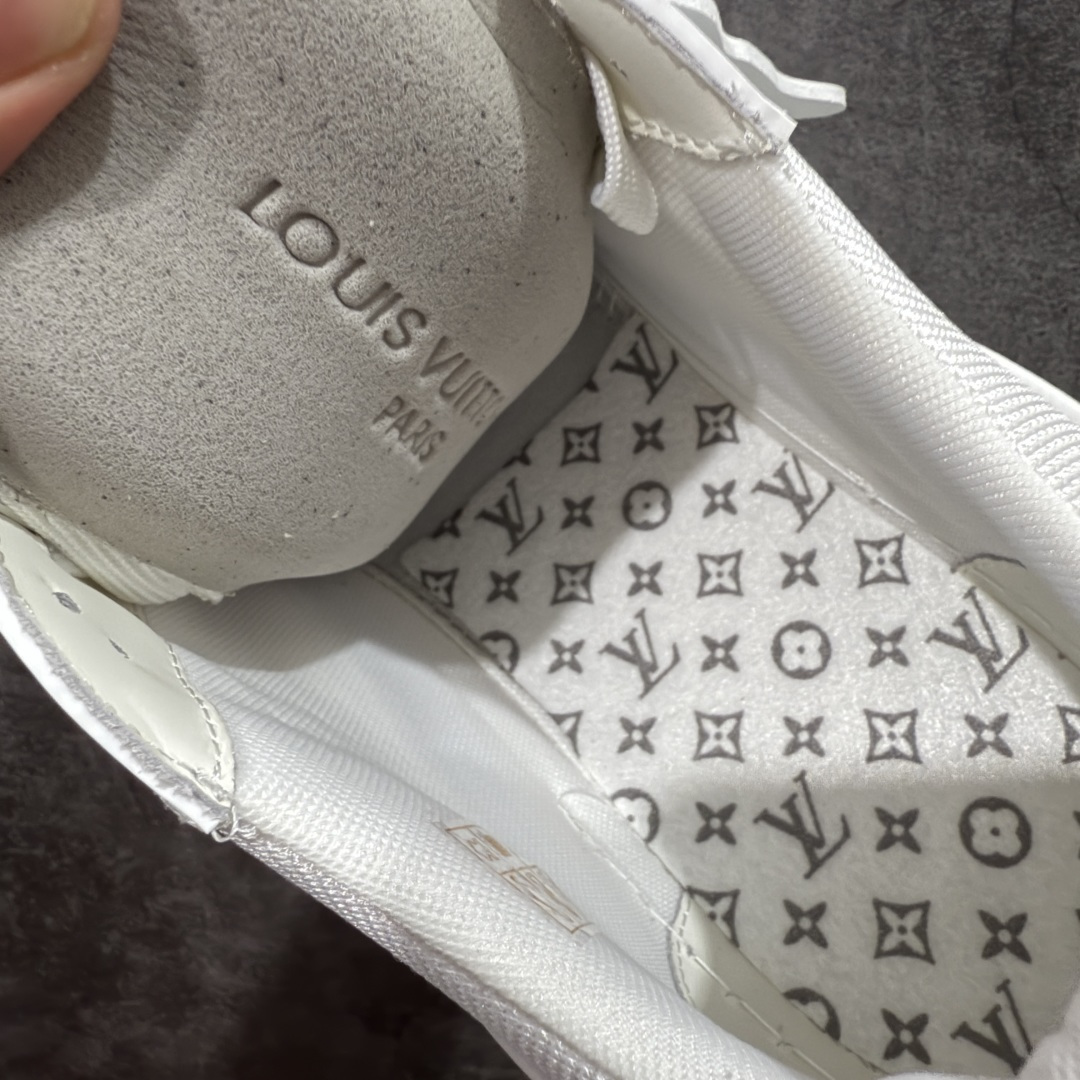 图片[9]-【专柜版/海淘代购版】 现货当天可取 LV Trainer系列高奢运动鞋 白灰旺财哈士奇小狗吊牌 新款芯片顶级 潮人必备单品 同步ZP官网空胶工艺 鞋舌、挂饰均镶嵌NFC芯片感应装置 正确胶片断点式设计 中底正确还原原版油印字母比例 1：1原楦格板、楦头、刀磨全新升级！ 独家订制顶级压纹麂皮 原版开模TPU大底 质感原版一致 垫脚聚米微料加透气英伦网布 披靡市场任何版本！细节完美呈现！ 代购指定版本 全新升级最新双盒包装 扫码秒进官网！ 全套包装配件同比原版 尺码： 38-46-选品中心