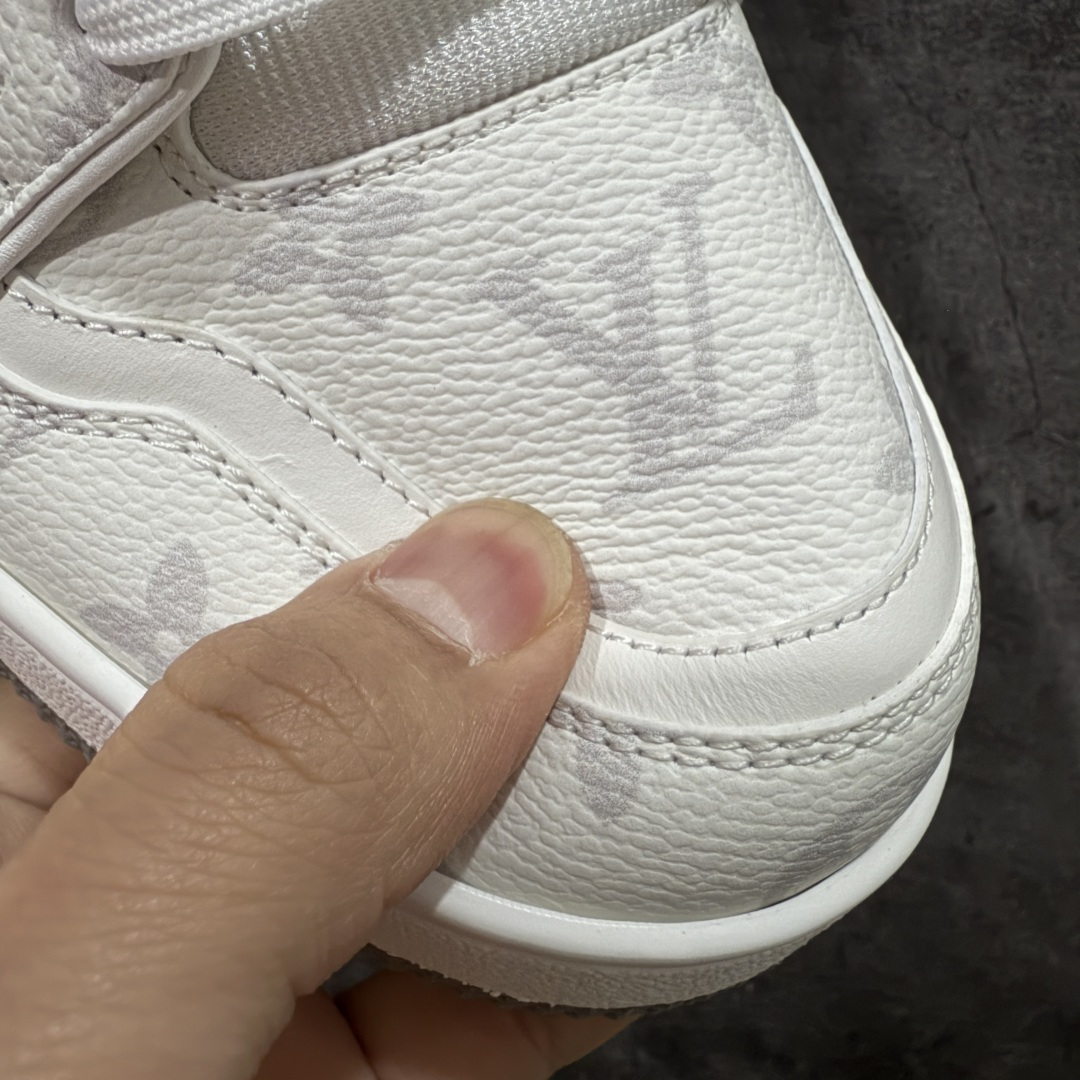 图片[5]-【专柜版/海淘代购版】 现货当天可取 LV Trainer系列高奢运动鞋 白灰旺财哈士奇小狗吊牌 新款芯片顶级 潮人必备单品 同步ZP官网空胶工艺 鞋舌、挂饰均镶嵌NFC芯片感应装置 正确胶片断点式设计 中底正确还原原版油印字母比例 1：1原楦格板、楦头、刀磨全新升级！ 独家订制顶级压纹麂皮 原版开模TPU大底 质感原版一致 垫脚聚米微料加透气英伦网布 披靡市场任何版本！细节完美呈现！ 代购指定版本 全新升级最新双盒包装 扫码秒进官网！ 全套包装配件同比原版 尺码： 38-46-选品中心