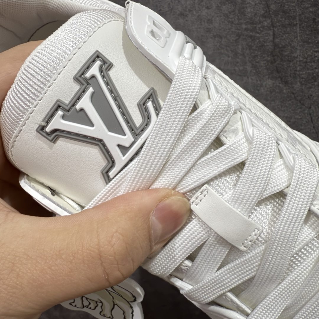 图片[6]-【专柜版/海淘代购版】 现货当天可取 LV Trainer系列高奢运动鞋 白灰旺财哈士奇小狗吊牌 新款芯片顶级 潮人必备单品 同步ZP官网空胶工艺 鞋舌、挂饰均镶嵌NFC芯片感应装置 正确胶片断点式设计 中底正确还原原版油印字母比例 1：1原楦格板、楦头、刀磨全新升级！ 独家订制顶级压纹麂皮 原版开模TPU大底 质感原版一致 垫脚聚米微料加透气英伦网布 披靡市场任何版本！细节完美呈现！ 代购指定版本 全新升级最新双盒包装 扫码秒进官网！ 全套包装配件同比原版 尺码： 38-46-选品中心
