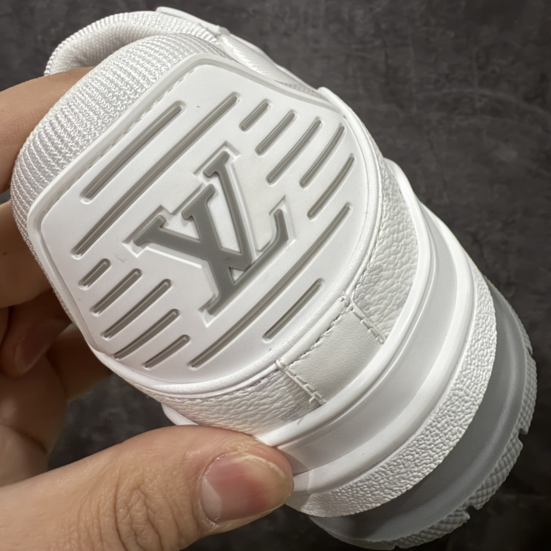 图片[2]-【专柜版/海淘代购版】 现货当天可取 LV Trainer系列高奢运动鞋 白灰旺财哈士奇小狗吊牌 新款芯片顶级 潮人必备单品 同步ZP官网空胶工艺 鞋舌、挂饰均镶嵌NFC芯片感应装置 正确胶片断点式设计 中底正确还原原版油印字母比例 1：1原楦格板、楦头、刀磨全新升级！ 独家订制顶级压纹麂皮 原版开模TPU大底 质感原版一致 垫脚聚米微料加透气英伦网布 披靡市场任何版本！细节完美呈现！ 代购指定版本 全新升级最新双盒包装 扫码秒进官网！ 全套包装配件同比原版 尺码： 38-46-选品中心
