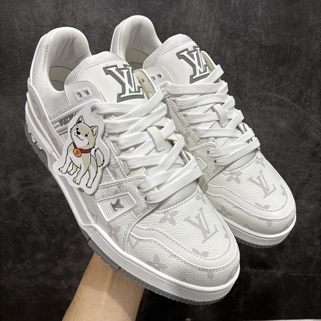 【专柜版/海淘代购版】 现货当天可取 LV Trainer系列高奢运动鞋 白灰旺财哈士奇小狗吊牌 新款芯片顶级 潮人必备单品 同步ZP官网空胶工艺 鞋舌、挂饰均镶嵌NFC芯片感应装置 正确胶片断点式设计 中底正确还原原版油印字母比例 1：1原楦格板、楦头、刀磨全新升级！ 独家订制顶级压纹麂皮 原版开模TPU大底 质感原版一致 垫脚聚米微料加透气英伦网布 披靡市场任何版本！细节完美呈现！ 代购指定版本 全新升级最新双盒包装 扫码秒进官网！ 全套包装配件同比原版 尺码： 38-46-选品中心