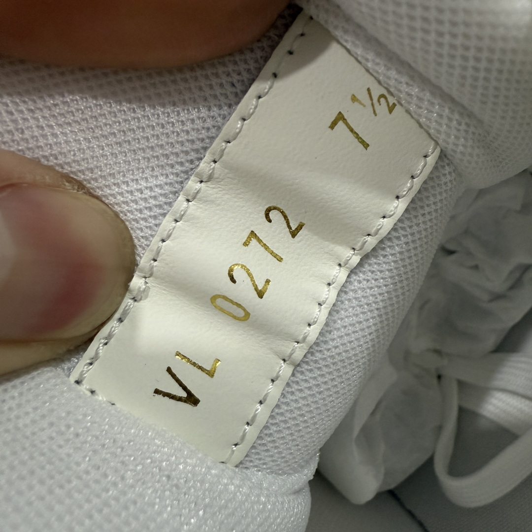 图片[7]-【专柜版/海淘代购版】 现货当天可取 LV Trainer系列高奢运动鞋 白灰旺财哈士奇小狗吊牌 新款芯片顶级 潮人必备单品 同步ZP官网空胶工艺 鞋舌、挂饰均镶嵌NFC芯片感应装置 正确胶片断点式设计 中底正确还原原版油印字母比例 1：1原楦格板、楦头、刀磨全新升级！ 独家订制顶级压纹麂皮 原版开模TPU大底 质感原版一致 垫脚聚米微料加透气英伦网布 披靡市场任何版本！细节完美呈现！ 代购指定版本 全新升级最新双盒包装 扫码秒进官网！ 全套包装配件同比原版 尺码： 38-46-选品中心