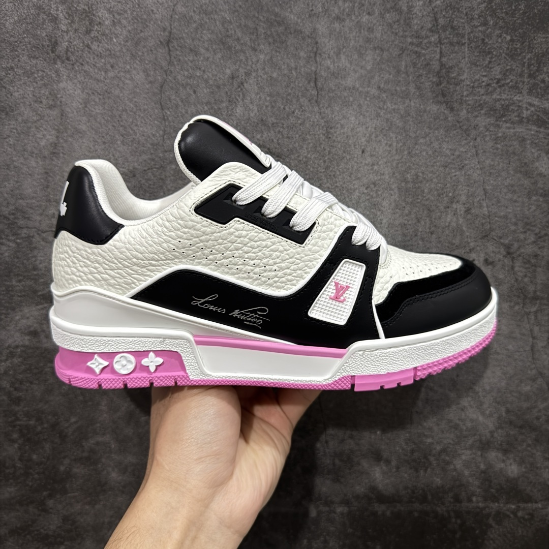 【天花板/Goat版】 市场最强版 没有之一的存在💪🏻 Louis Vuitton LV Trainer 系列全新版上架 手里有正品的可以对比下🆚懂货的看细节‼️ 此版品质是市场从未达到的新高度！ 整体版型 皮料 牛仔布的色差 压花纹路清晰度 后跟版型等等 都可以自行对比[机智]吊打市场所有货，怒甩十条街的那种，直接来正品对比图🆚，欢迎拿市场各大工厂的货来对比！ 尺码：35-45码-选品中心