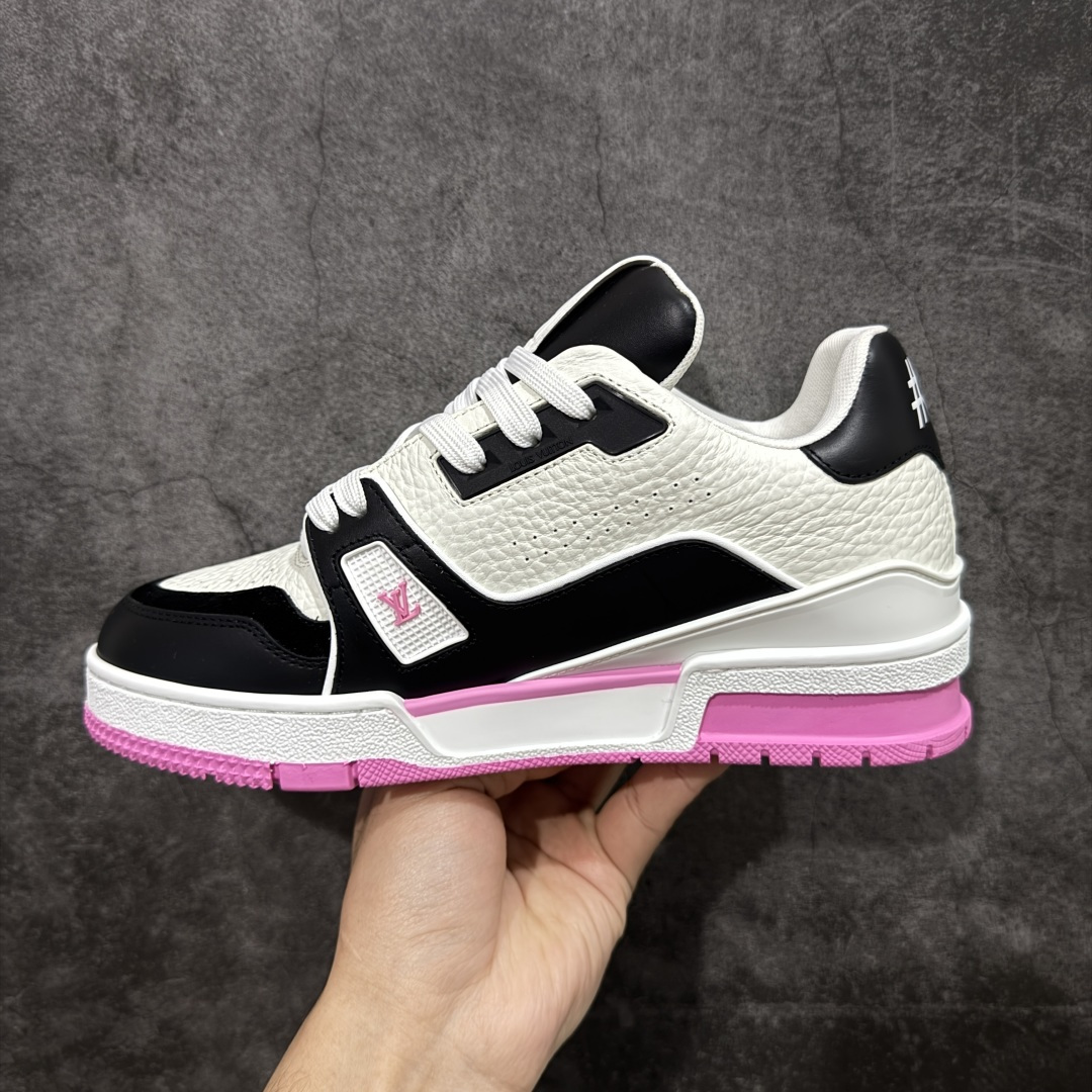 图片[2]-【天花板/Goat版】 市场最强版 没有之一的存在💪🏻 Louis Vuitton LV Trainer 系列全新版上架 手里有正品的可以对比下🆚懂货的看细节‼️ 此版品质是市场从未达到的新高度！ 整体版型 皮料 牛仔布的色差 压花纹路清晰度 后跟版型等等 都可以自行对比[机智]吊打市场所有货，怒甩十条街的那种，直接来正品对比图🆚，欢迎拿市场各大工厂的货来对比！ 尺码：35-45码-选品中心