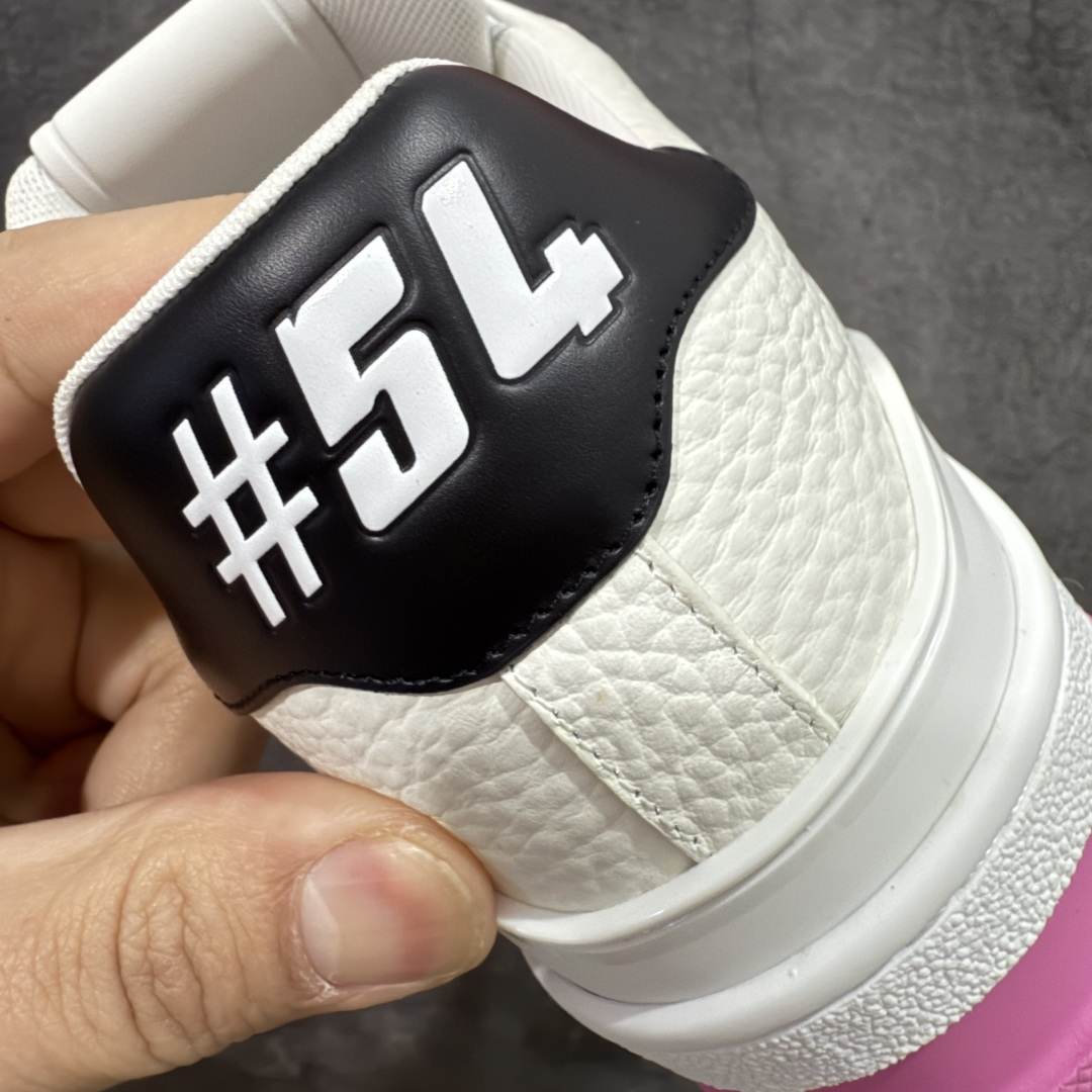 图片[2]-【天花板/Goat版】 市场最强版 没有之一的存在💪🏻 Louis Vuitton LV Trainer 系列全新版上架 手里有正品的可以对比下🆚懂货的看细节‼️ 此版品质是市场从未达到的新高度！ 整体版型 皮料 牛仔布的色差 压花纹路清晰度 后跟版型等等 都可以自行对比[机智]吊打市场所有货，怒甩十条街的那种，直接来正品对比图🆚，欢迎拿市场各大工厂的货来对比！ 尺码：35-45码-选品中心