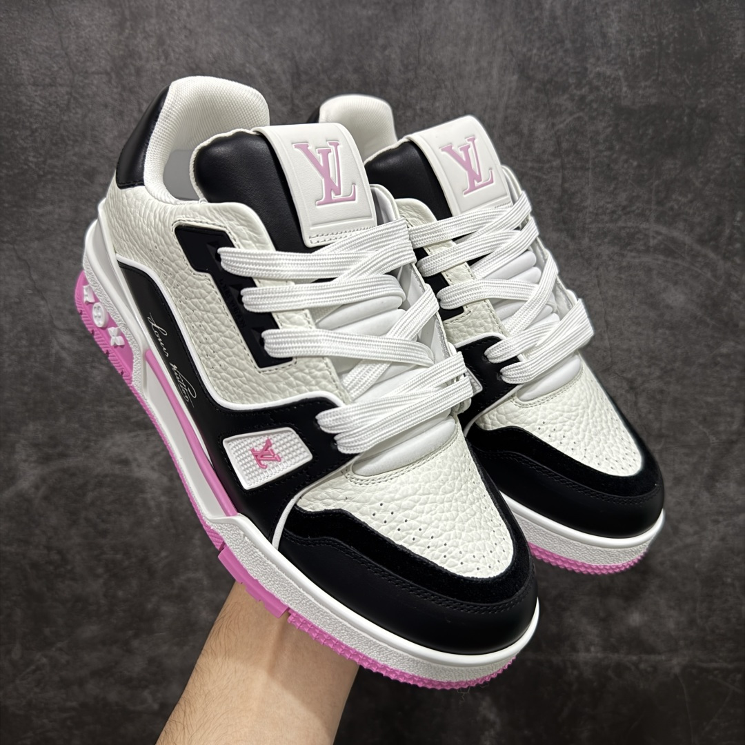 【天花板/Goat版】 市场最强版 没有之一的存在💪🏻 Louis Vuitton LV Trainer 系列全新版上架 手里有正品的可以对比下🆚懂货的看细节‼️ 此版品质是市场从未达到的新高度！ 整体版型 皮料 牛仔布的色差 压花纹路清晰度 后跟版型等等 都可以自行对比[机智]吊打市场所有货，怒甩十条街的那种，直接来正品对比图🆚，欢迎拿市场各大工厂的货来对比！ 尺码：35-45码-选品中心