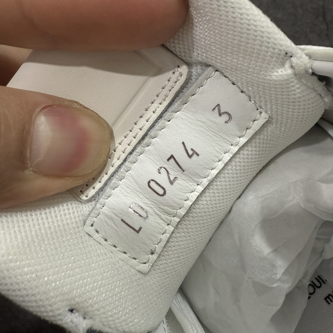 图片[8]-【天花板/Goat版】 市场最强版 没有之一的存在💪🏻 Louis Vuitton LV Trainer 系列全新版上架 手里有正品的可以对比下🆚懂货的看细节‼️ 此版品质是市场从未达到的新高度！ 整体版型 皮料 牛仔布的色差 压花纹路清晰度 后跟版型等等 都可以自行对比[机智]吊打市场所有货，怒甩十条街的那种，直接来正品对比图🆚，欢迎拿市场各大工厂的货来对比！ 尺码：35-45码-选品中心