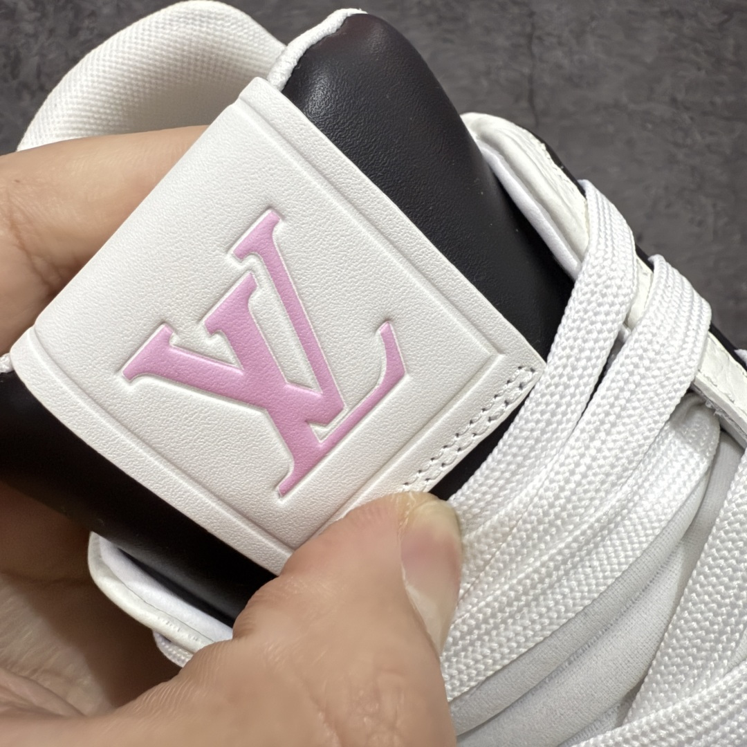 图片[7]-【天花板/Goat版】 市场最强版 没有之一的存在💪🏻 Louis Vuitton LV Trainer 系列全新版上架 手里有正品的可以对比下🆚懂货的看细节‼️ 此版品质是市场从未达到的新高度！ 整体版型 皮料 牛仔布的色差 压花纹路清晰度 后跟版型等等 都可以自行对比[机智]吊打市场所有货，怒甩十条街的那种，直接来正品对比图🆚，欢迎拿市场各大工厂的货来对比！ 尺码：35-45码-选品中心