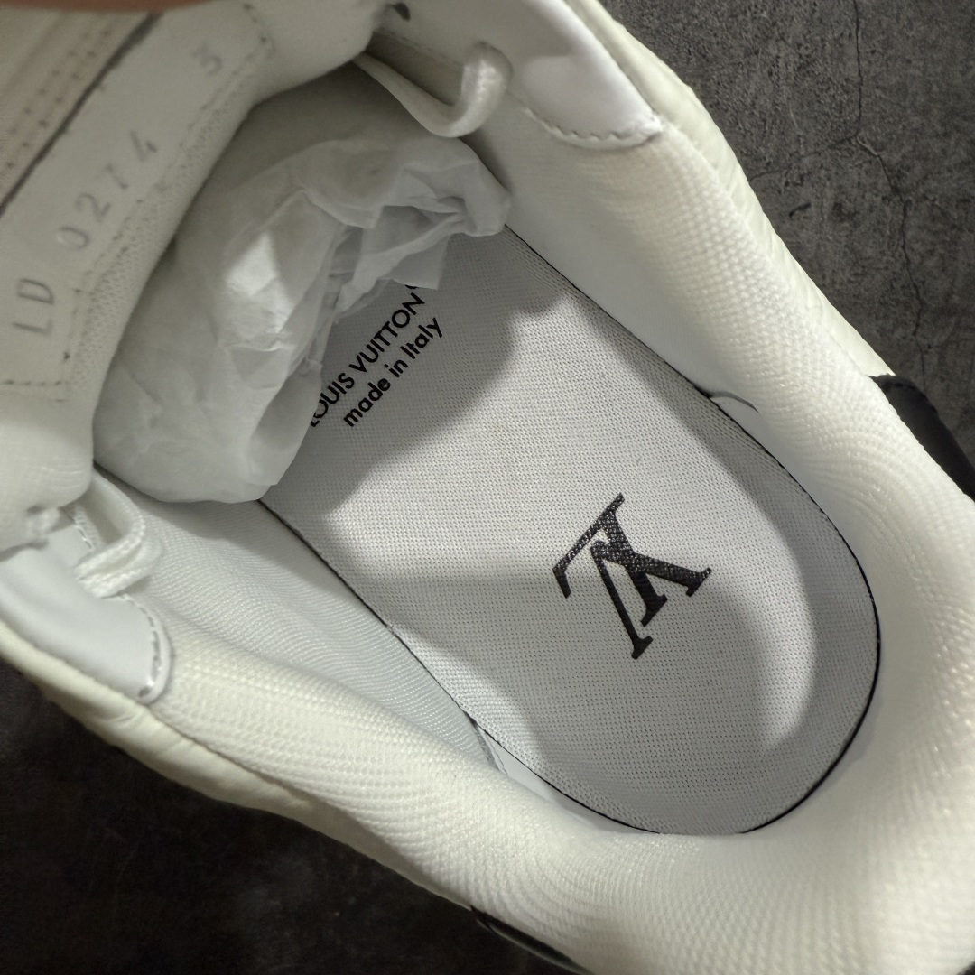 图片[9]-【天花板/Goat版】 市场最强版 没有之一的存在💪🏻 Louis Vuitton LV Trainer 系列全新版上架 手里有正品的可以对比下🆚懂货的看细节‼️ 此版品质是市场从未达到的新高度！ 整体版型 皮料 牛仔布的色差 压花纹路清晰度 后跟版型等等 都可以自行对比[机智]吊打市场所有货，怒甩十条街的那种，直接来正品对比图🆚，欢迎拿市场各大工厂的货来对比！ 尺码：35-45码-选品中心