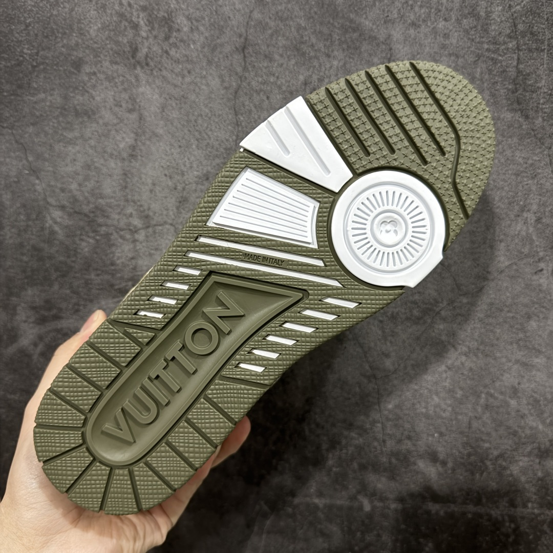 图片[9]-【天花板/Goat版】 市场最强版 没有之一的存在💪🏻 Louis Vuitton LV Trainer 系列全新版上架 手里有正品的可以对比下🆚懂货的看细节‼️ 此版品质是市场从未达到的新高度！ 整体版型 皮料 牛仔布的色差 压花纹路清晰度 后跟版型等等 都可以自行对比[机智]吊打市场所有货，怒甩十条街的那种，直接来正品对比图🆚，欢迎拿市场各大工厂的货来对比！ 尺码：35-45码-选品中心