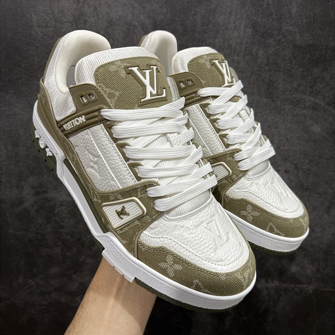 【天花板/Goat版】 市场最强版 没有之一的存在💪🏻 Louis Vuitton LV Trainer 系列全新版上架 手里有正品的可以对比下🆚懂货的看细节‼️ 此版品质是市场从未达到的新高度！ 整体版型 皮料 牛仔布的色差 压花纹路清晰度 后跟版型等等 都可以自行对比[机智]吊打市场所有货，怒甩十条街的那种，直接来正品对比图🆚，欢迎拿市场各大工厂的货来对比！ 尺码：35-45码-选品中心