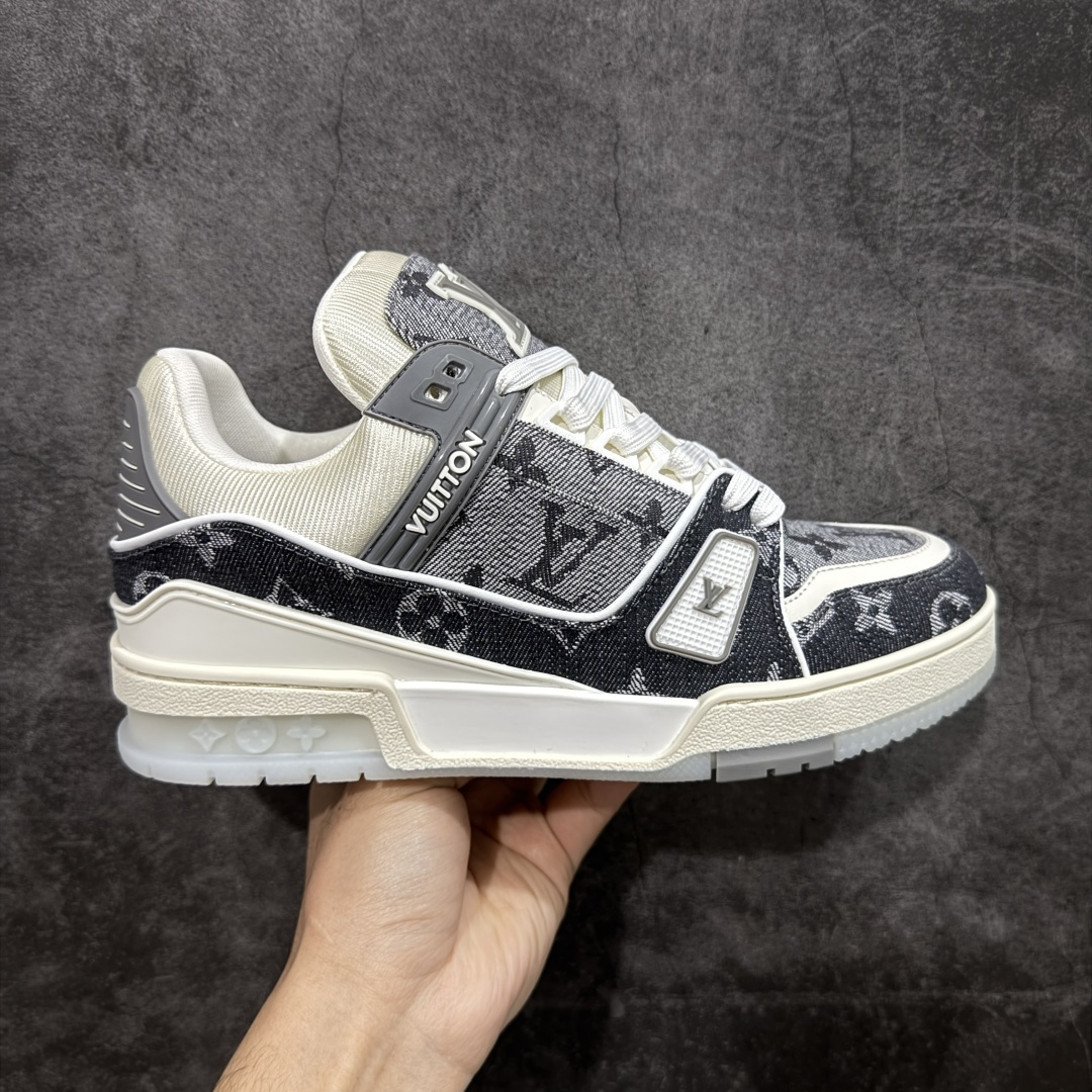 【天花板/Goat版】 市场最强版 没有之一的存在💪🏻 Louis Vuitton LV Trainer 系列全新版上架 手里有正品的可以对比下🆚懂货的看细节‼️ 此版品质是市场从未达到的新高度！ 整体版型 皮料 牛仔布的色差 压花纹路清晰度 后跟版型等等 都可以自行对比[机智]吊打市场所有货，怒甩十条街的那种，直接来正品对比图🆚，欢迎拿市场各大工厂的货来对比！ 尺码：35-45码-选品中心