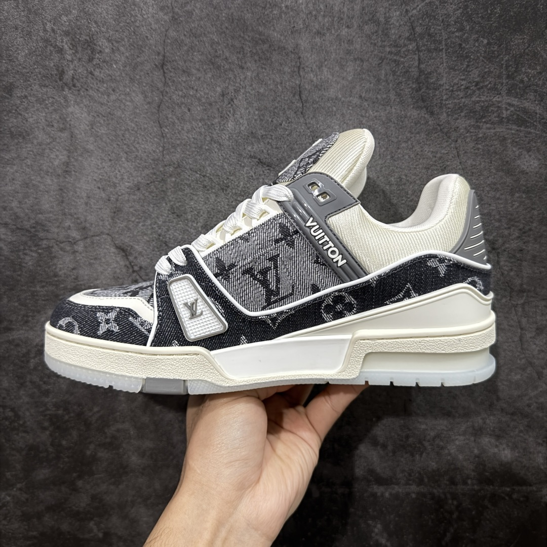 图片[2]-【天花板/Goat版】 市场最强版 没有之一的存在💪🏻 Louis Vuitton LV Trainer 系列全新版上架 手里有正品的可以对比下🆚懂货的看细节‼️ 此版品质是市场从未达到的新高度！ 整体版型 皮料 牛仔布的色差 压花纹路清晰度 后跟版型等等 都可以自行对比[机智]吊打市场所有货，怒甩十条街的那种，直接来正品对比图🆚，欢迎拿市场各大工厂的货来对比！ 尺码：35-45码-选品中心
