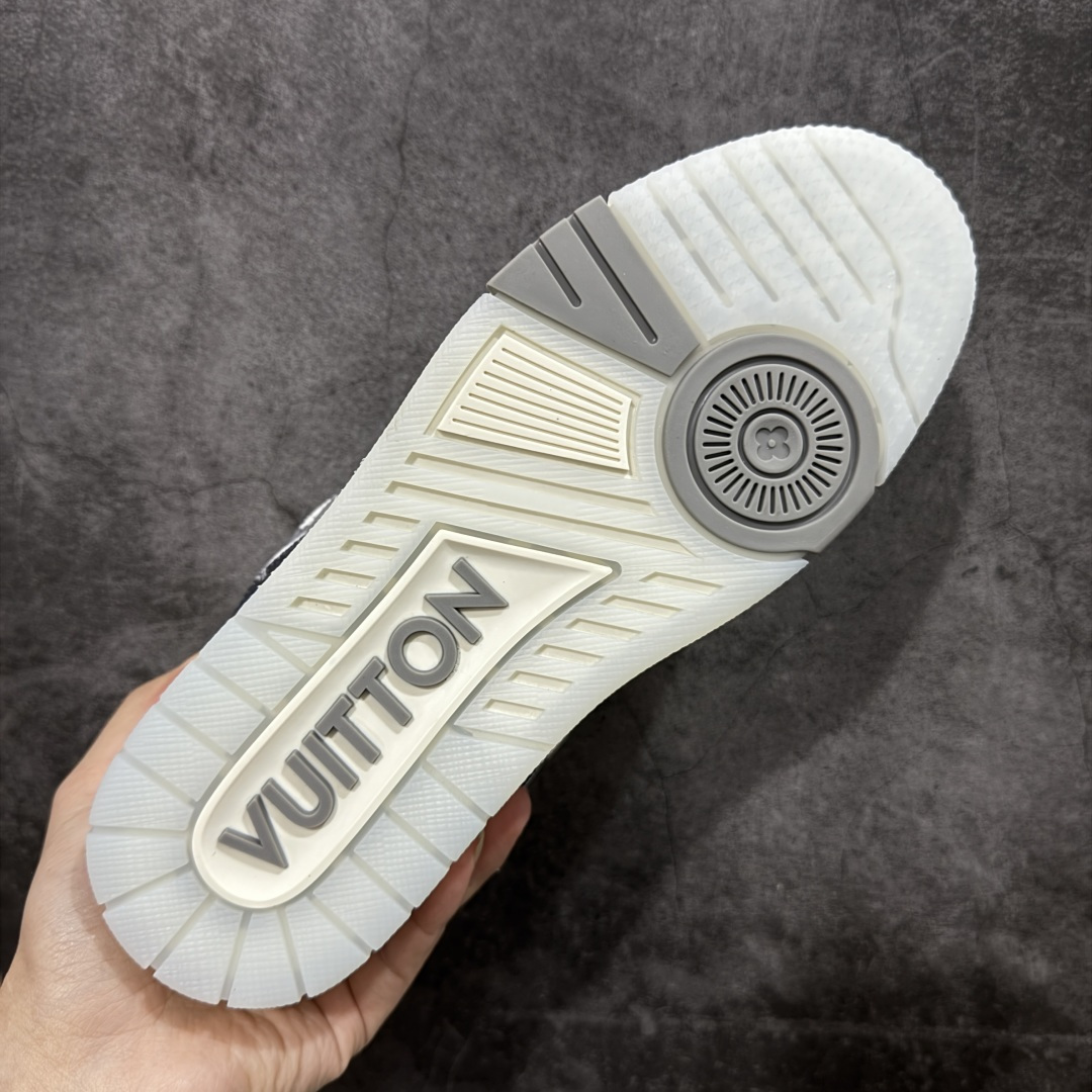 图片[9]-【天花板/Goat版】 市场最强版 没有之一的存在💪🏻 Louis Vuitton LV Trainer 系列全新版上架 手里有正品的可以对比下🆚懂货的看细节‼️ 此版品质是市场从未达到的新高度！ 整体版型 皮料 牛仔布的色差 压花纹路清晰度 后跟版型等等 都可以自行对比[机智]吊打市场所有货，怒甩十条街的那种，直接来正品对比图🆚，欢迎拿市场各大工厂的货来对比！ 尺码：35-45码-选品中心