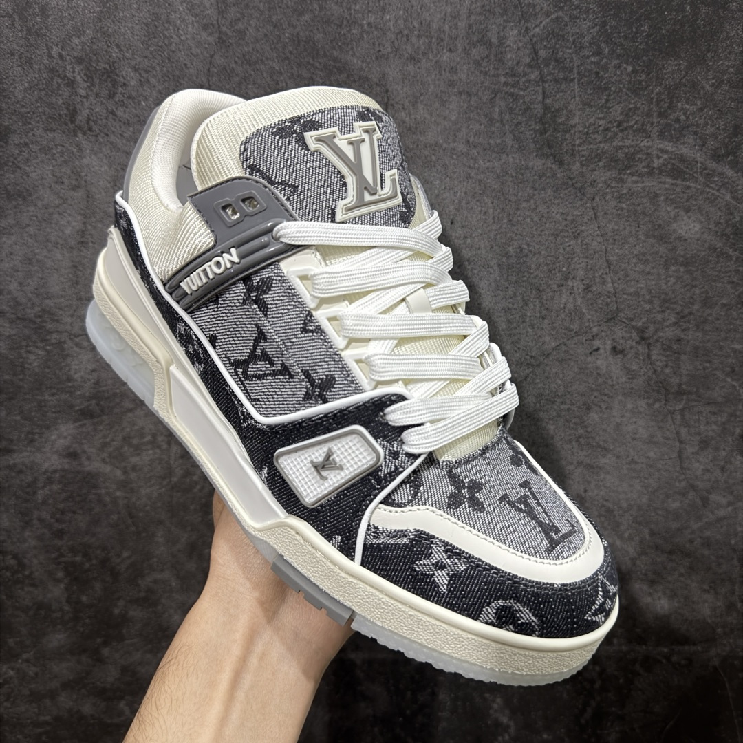 图片[3]-【天花板/Goat版】 市场最强版 没有之一的存在💪🏻 Louis Vuitton LV Trainer 系列全新版上架 手里有正品的可以对比下🆚懂货的看细节‼️ 此版品质是市场从未达到的新高度！ 整体版型 皮料 牛仔布的色差 压花纹路清晰度 后跟版型等等 都可以自行对比[机智]吊打市场所有货，怒甩十条街的那种，直接来正品对比图🆚，欢迎拿市场各大工厂的货来对比！ 尺码：35-45码-选品中心