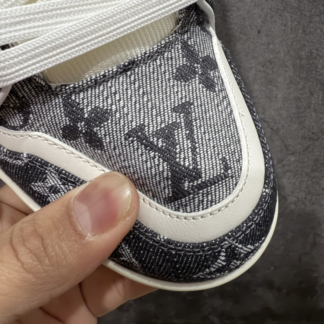 图片[5]-【天花板/Goat版】 市场最强版 没有之一的存在💪🏻 Louis Vuitton LV Trainer 系列全新版上架 手里有正品的可以对比下🆚懂货的看细节‼️ 此版品质是市场从未达到的新高度！ 整体版型 皮料 牛仔布的色差 压花纹路清晰度 后跟版型等等 都可以自行对比[机智]吊打市场所有货，怒甩十条街的那种，直接来正品对比图🆚，欢迎拿市场各大工厂的货来对比！ 尺码：35-45码-选品中心