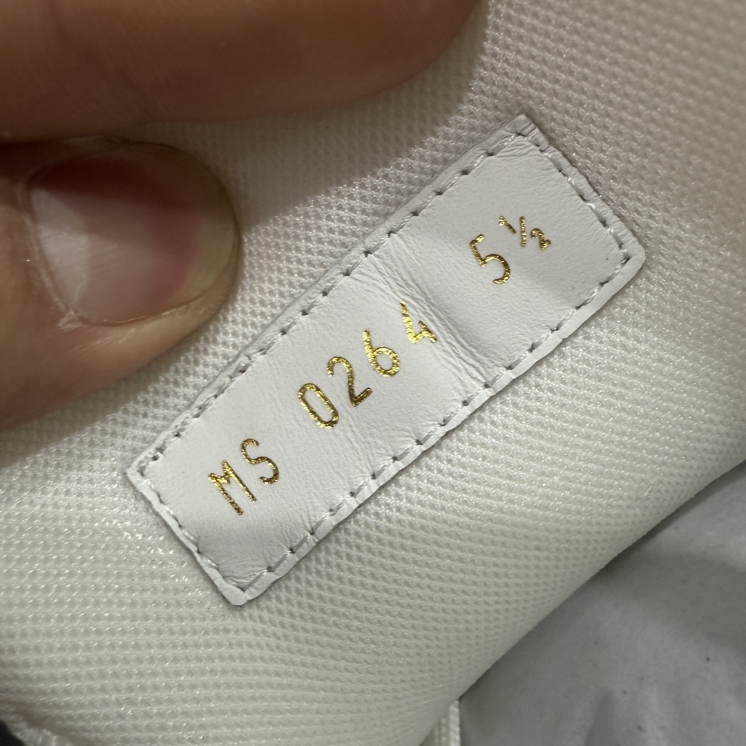 图片[7]-【天花板/Goat版】 市场最强版 没有之一的存在💪🏻 Louis Vuitton LV Trainer 系列全新版上架 手里有正品的可以对比下🆚懂货的看细节‼️ 此版品质是市场从未达到的新高度！ 整体版型 皮料 牛仔布的色差 压花纹路清晰度 后跟版型等等 都可以自行对比[机智]吊打市场所有货，怒甩十条街的那种，直接来正品对比图🆚，欢迎拿市场各大工厂的货来对比！ 尺码：35-45码-选品中心