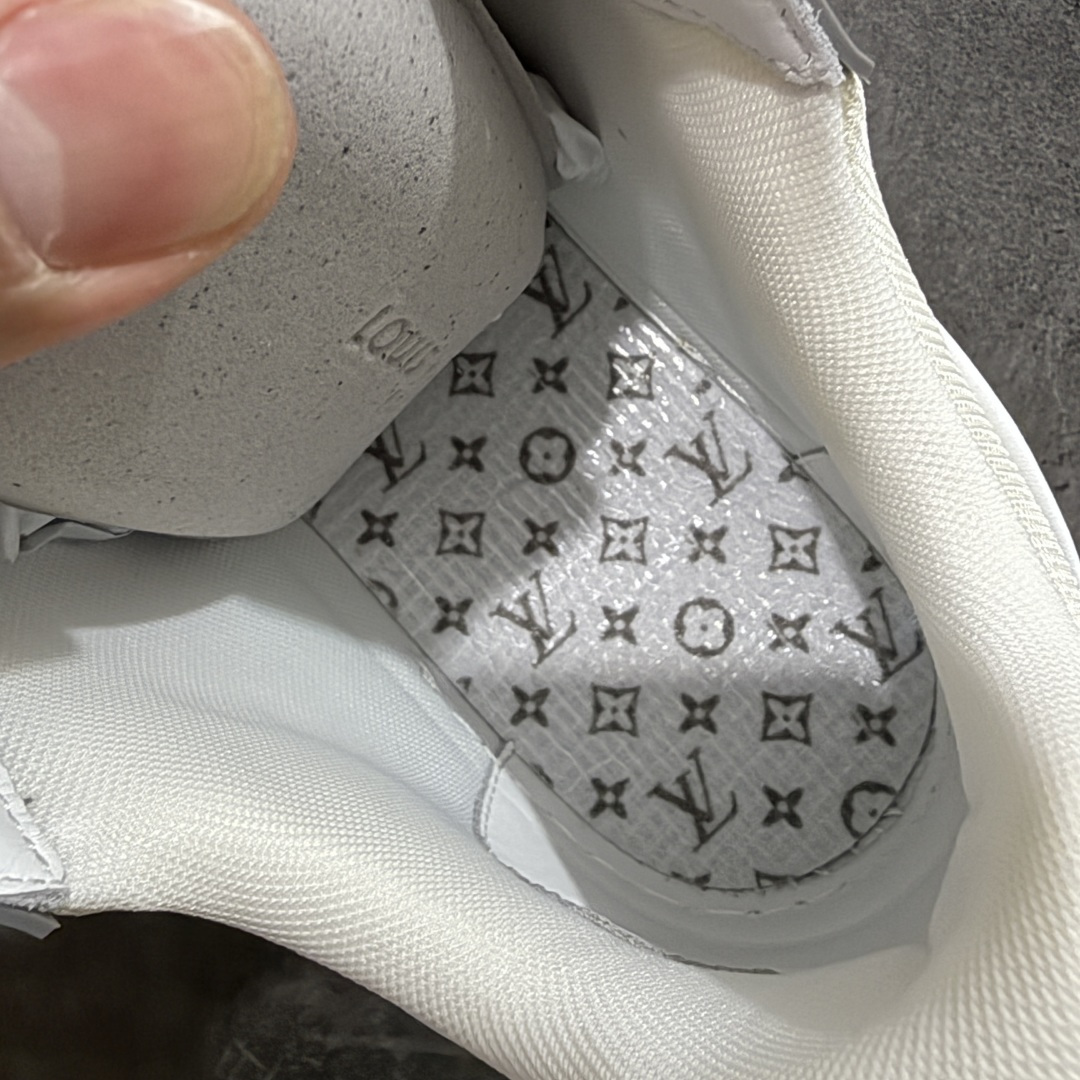 图片[9]-【天花板/Goat版】 市场最强版 没有之一的存在💪🏻 Louis Vuitton LV Trainer 系列全新版上架 手里有正品的可以对比下🆚懂货的看细节‼️ 此版品质是市场从未达到的新高度！ 整体版型 皮料 牛仔布的色差 压花纹路清晰度 后跟版型等等 都可以自行对比[机智]吊打市场所有货，怒甩十条街的那种，直接来正品对比图🆚，欢迎拿市场各大工厂的货来对比！ 尺码：35-45码-选品中心
