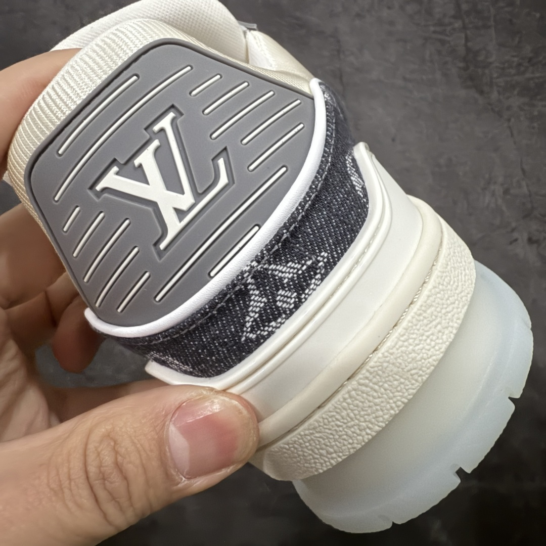 图片[2]-【天花板/Goat版】 市场最强版 没有之一的存在💪🏻 Louis Vuitton LV Trainer 系列全新版上架 手里有正品的可以对比下🆚懂货的看细节‼️ 此版品质是市场从未达到的新高度！ 整体版型 皮料 牛仔布的色差 压花纹路清晰度 后跟版型等等 都可以自行对比[机智]吊打市场所有货，怒甩十条街的那种，直接来正品对比图🆚，欢迎拿市场各大工厂的货来对比！ 尺码：35-45码-选品中心