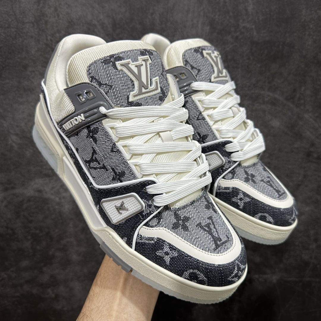 【天花板/Goat版】 市场最强版 没有之一的存在💪🏻 Louis Vuitton LV Trainer 系列全新版上架 手里有正品的可以对比下🆚懂货的看细节‼️ 此版品质是市场从未达到的新高度！ 整体版型 皮料 牛仔布的色差 压花纹路清晰度 后跟版型等等 都可以自行对比[机智]吊打市场所有货，怒甩十条街的那种，直接来正品对比图🆚，欢迎拿市场各大工厂的货来对比！ 尺码：35-45码-选品中心