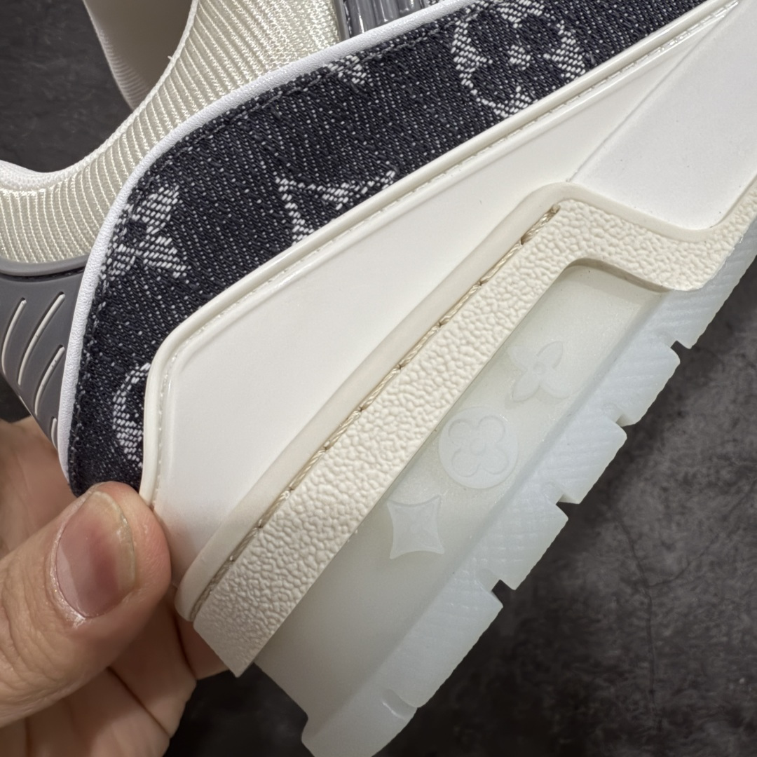 图片[3]-【天花板/Goat版】 市场最强版 没有之一的存在💪🏻 Louis Vuitton LV Trainer 系列全新版上架 手里有正品的可以对比下🆚懂货的看细节‼️ 此版品质是市场从未达到的新高度！ 整体版型 皮料 牛仔布的色差 压花纹路清晰度 后跟版型等等 都可以自行对比[机智]吊打市场所有货，怒甩十条街的那种，直接来正品对比图🆚，欢迎拿市场各大工厂的货来对比！ 尺码：35-45码-选品中心