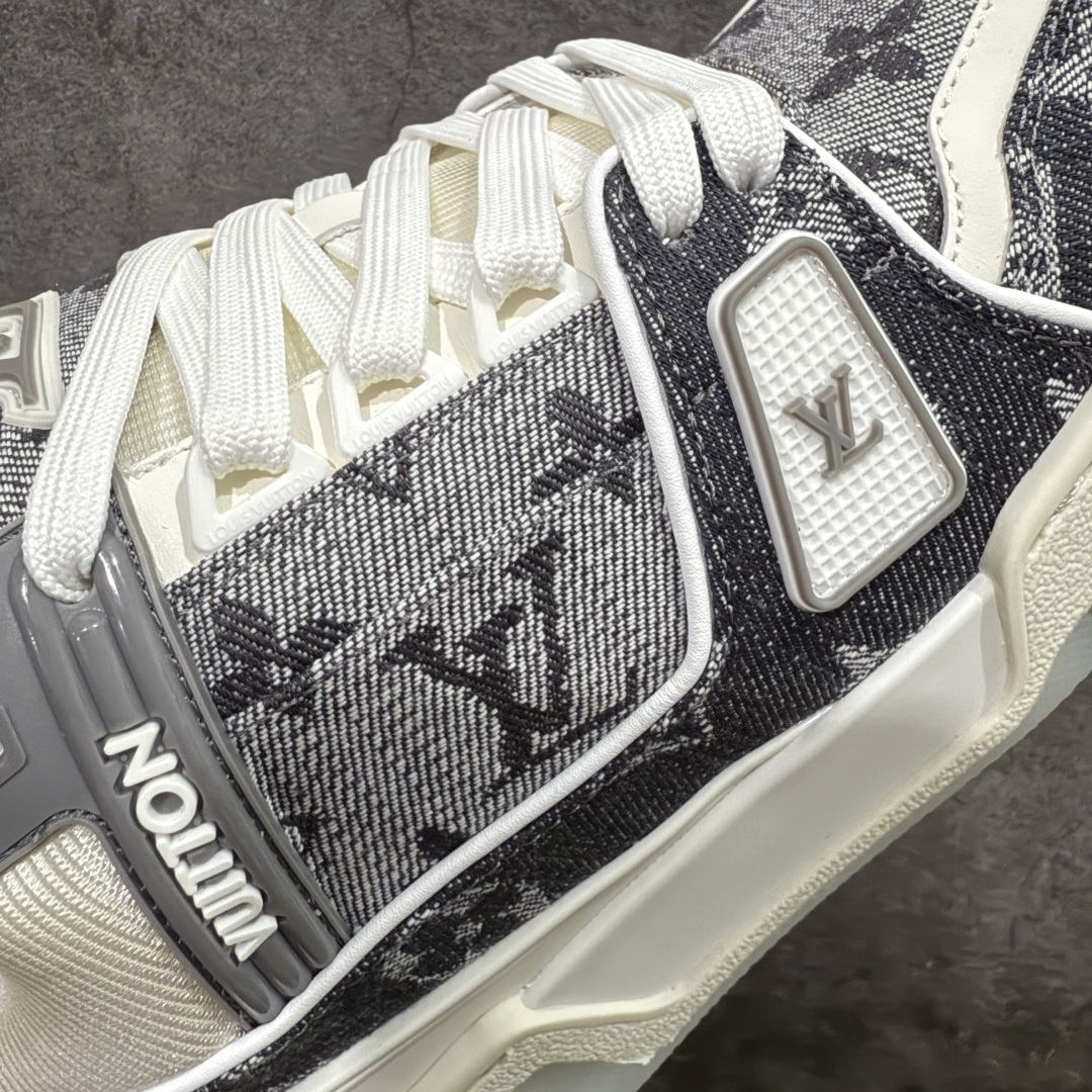 图片[4]-【天花板/Goat版】 市场最强版 没有之一的存在💪🏻 Louis Vuitton LV Trainer 系列全新版上架 手里有正品的可以对比下🆚懂货的看细节‼️ 此版品质是市场从未达到的新高度！ 整体版型 皮料 牛仔布的色差 压花纹路清晰度 后跟版型等等 都可以自行对比[机智]吊打市场所有货，怒甩十条街的那种，直接来正品对比图🆚，欢迎拿市场各大工厂的货来对比！ 尺码：35-45码-选品中心