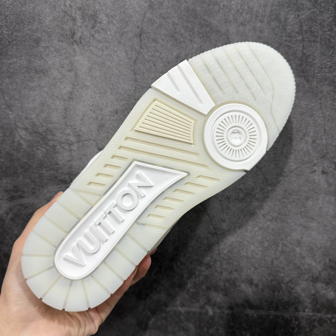 图片[9]-【天花板/Goat版】 市场最强版 没有之一的存在💪🏻 Louis Vuitton LV Trainer 系列全新版上架 手里有正品的可以对比下🆚懂货的看细节‼️ 此版品质是市场从未达到的新高度！ 整体版型 皮料 牛仔布的色差 压花纹路清晰度 后跟版型等等 都可以自行对比[机智]吊打市场所有货，怒甩十条街的那种，直接来正品对比图🆚，欢迎拿市场各大工厂的货来对比！ 尺码：35-45码-选品中心