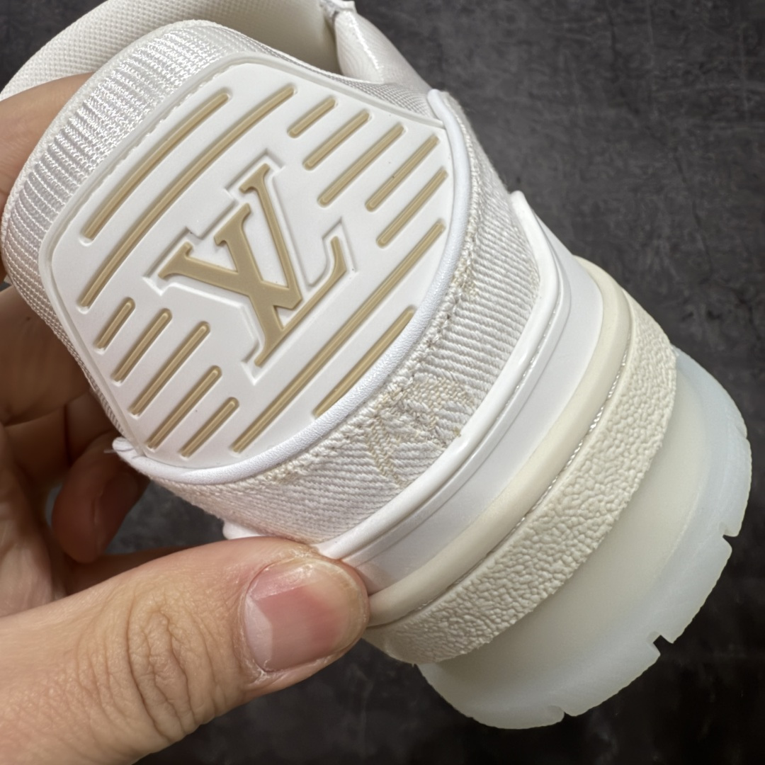 图片[2]-【天花板/Goat版】 市场最强版 没有之一的存在💪🏻 Louis Vuitton LV Trainer 系列全新版上架 手里有正品的可以对比下🆚懂货的看细节‼️ 此版品质是市场从未达到的新高度！ 整体版型 皮料 牛仔布的色差 压花纹路清晰度 后跟版型等等 都可以自行对比[机智]吊打市场所有货，怒甩十条街的那种，直接来正品对比图🆚，欢迎拿市场各大工厂的货来对比！ 尺码：35-45码-选品中心