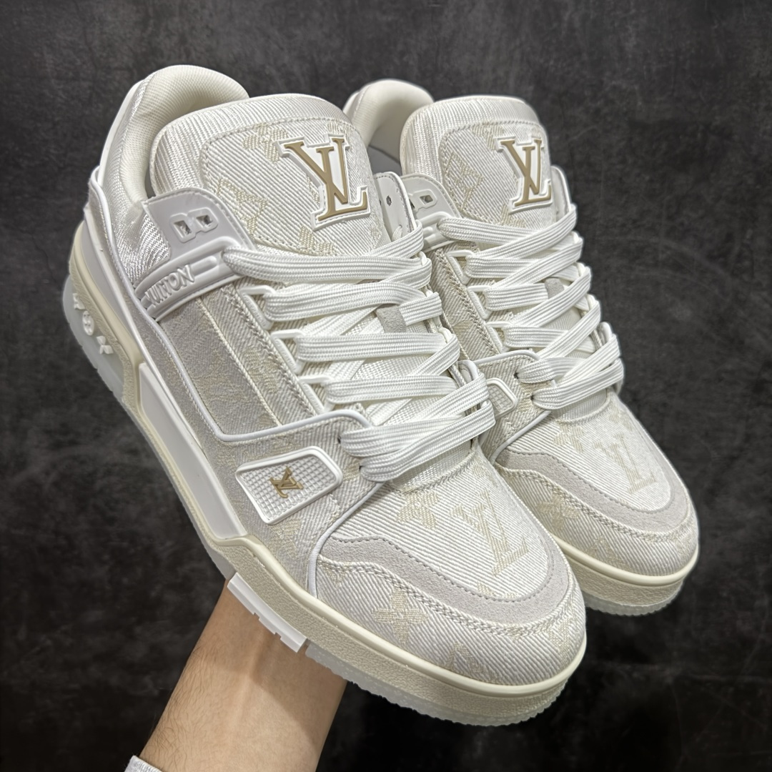 【天花板/Goat版】 市场最强版 没有之一的存在💪🏻 Louis Vuitton LV Trainer 系列全新版上架 手里有正品的可以对比下🆚懂货的看细节‼️ 此版品质是市场从未达到的新高度！ 整体版型 皮料 牛仔布的色差 压花纹路清晰度 后跟版型等等 都可以自行对比[机智]吊打市场所有货，怒甩十条街的那种，直接来正品对比图🆚，欢迎拿市场各大工厂的货来对比！ 尺码：35-45码-选品中心