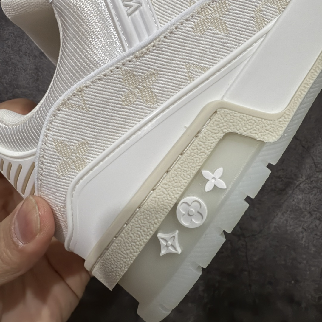 图片[3]-【天花板/Goat版】 市场最强版 没有之一的存在💪🏻 Louis Vuitton LV Trainer 系列全新版上架 手里有正品的可以对比下🆚懂货的看细节‼️ 此版品质是市场从未达到的新高度！ 整体版型 皮料 牛仔布的色差 压花纹路清晰度 后跟版型等等 都可以自行对比[机智]吊打市场所有货，怒甩十条街的那种，直接来正品对比图🆚，欢迎拿市场各大工厂的货来对比！ 尺码：35-45码-选品中心