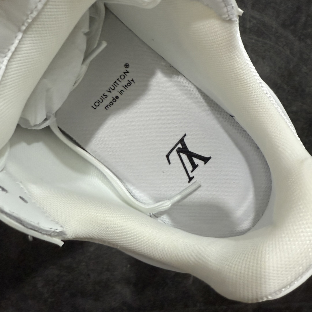 图片[8]-【天花板/Goat版】 市场最强版 没有之一的存在💪🏻 Louis Vuitton LV Trainer 系列全新版上架 手里有正品的可以对比下🆚懂货的看细节‼️ 此版品质是市场从未达到的新高度！ 整体版型 皮料 牛仔布的色差 压花纹路清晰度 后跟版型等等 都可以自行对比[机智]吊打市场所有货，怒甩十条街的那种，直接来正品对比图🆚，欢迎拿市场各大工厂的货来对比！ 尺码：35-45码-选品中心