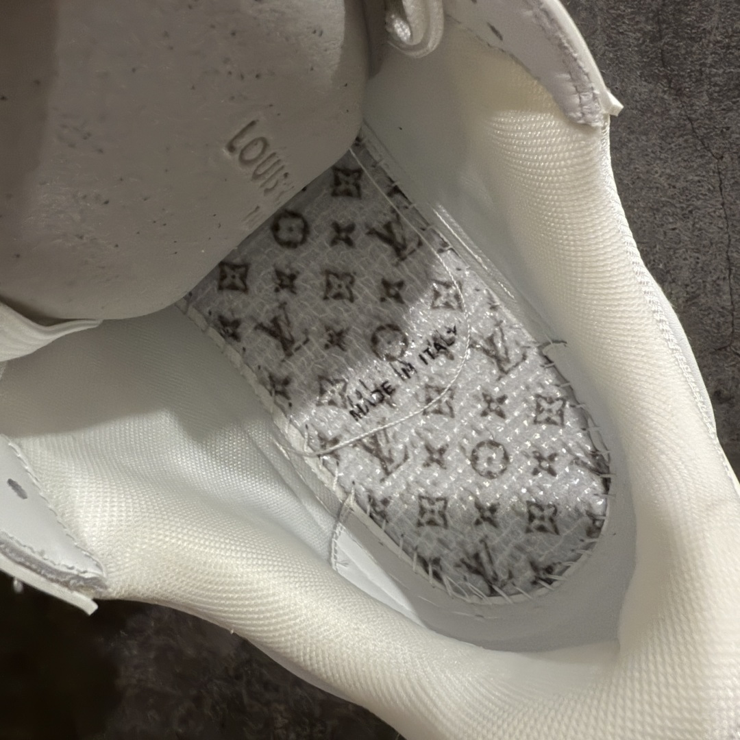 图片[9]-【天花板/Goat版】 市场最强版 没有之一的存在💪🏻 Louis Vuitton LV Trainer 系列全新版上架 手里有正品的可以对比下🆚懂货的看细节‼️ 此版品质是市场从未达到的新高度！ 整体版型 皮料 牛仔布的色差 压花纹路清晰度 后跟版型等等 都可以自行对比[机智]吊打市场所有货，怒甩十条街的那种，直接来正品对比图🆚，欢迎拿市场各大工厂的货来对比！ 尺码：35-45码-选品中心