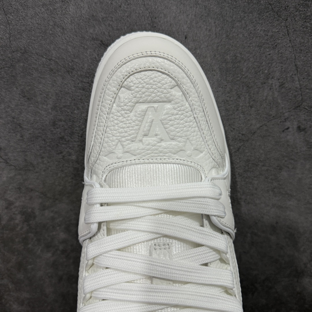 图片[5]-【天花板/Goat版】 市场最强版 没有之一的存在💪🏻 Louis Vuitton LV Trainer 系列全新版上架 手里有正品的可以对比下🆚懂货的看细节‼️ 此版品质是市场从未达到的新高度！ 整体版型 皮料 牛仔布的色差 压花纹路清晰度 后跟版型等等 都可以自行对比[机智]吊打市场所有货，怒甩十条街的那种，直接来正品对比图🆚，欢迎拿市场各大工厂的货来对比！ 尺码：35-45码-选品中心