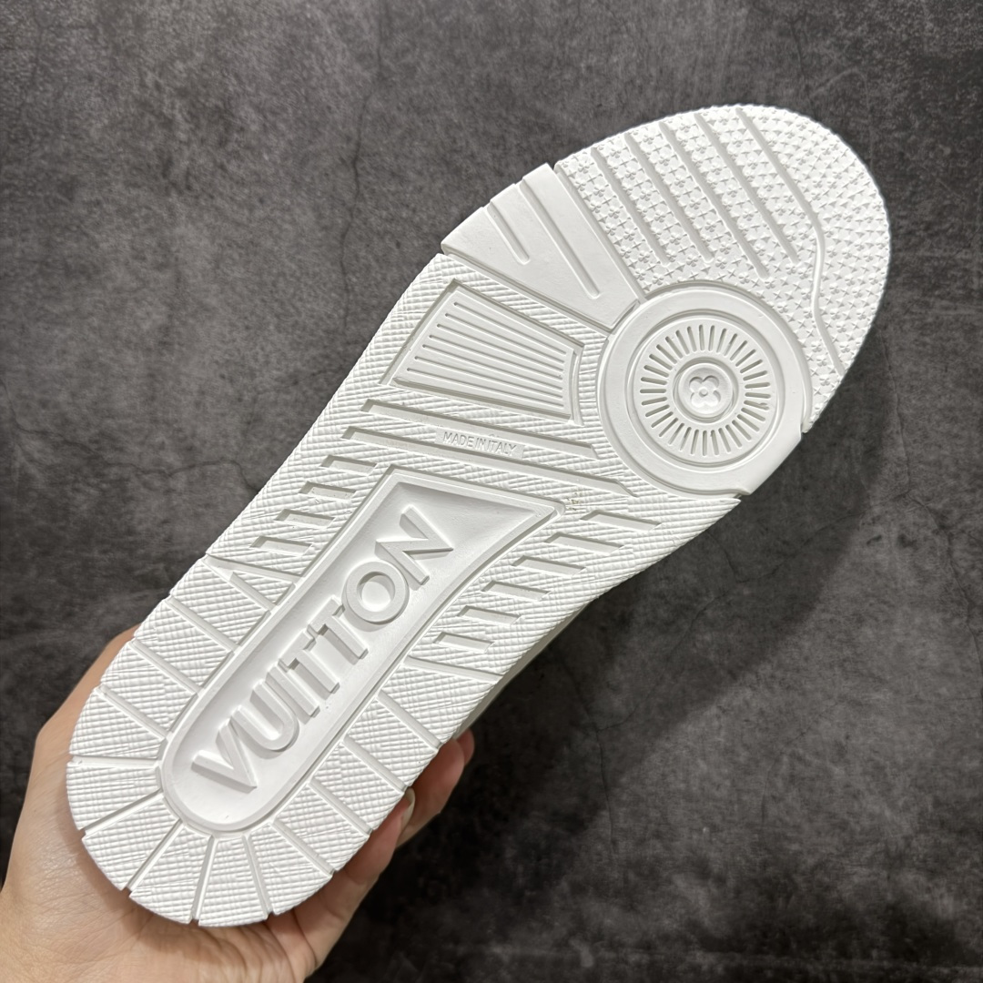 图片[9]-【天花板/Goat版】 市场最强版 没有之一的存在💪🏻 Louis Vuitton LV Trainer 系列全新版上架 手里有正品的可以对比下🆚懂货的看细节‼️ 此版品质是市场从未达到的新高度！ 整体版型 皮料 牛仔布的色差 压花纹路清晰度 后跟版型等等 都可以自行对比[机智]吊打市场所有货，怒甩十条街的那种，直接来正品对比图🆚，欢迎拿市场各大工厂的货来对比！ 尺码：35-45码-选品中心