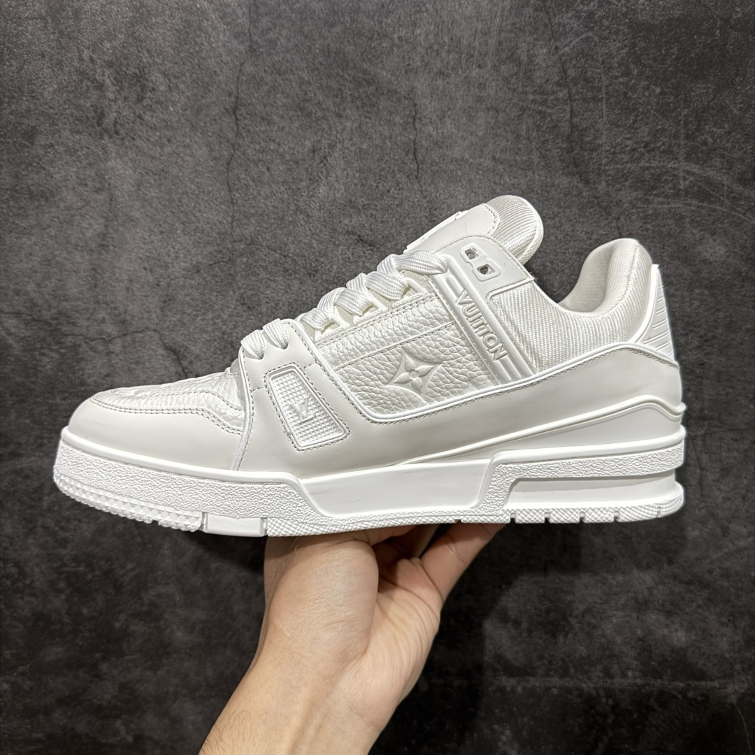 图片[2]-【天花板/Goat版】 市场最强版 没有之一的存在💪🏻 Louis Vuitton LV Trainer 系列全新版上架 手里有正品的可以对比下🆚懂货的看细节‼️ 此版品质是市场从未达到的新高度！ 整体版型 皮料 牛仔布的色差 压花纹路清晰度 后跟版型等等 都可以自行对比[机智]吊打市场所有货，怒甩十条街的那种，直接来正品对比图🆚，欢迎拿市场各大工厂的货来对比！ 尺码：35-45码-选品中心