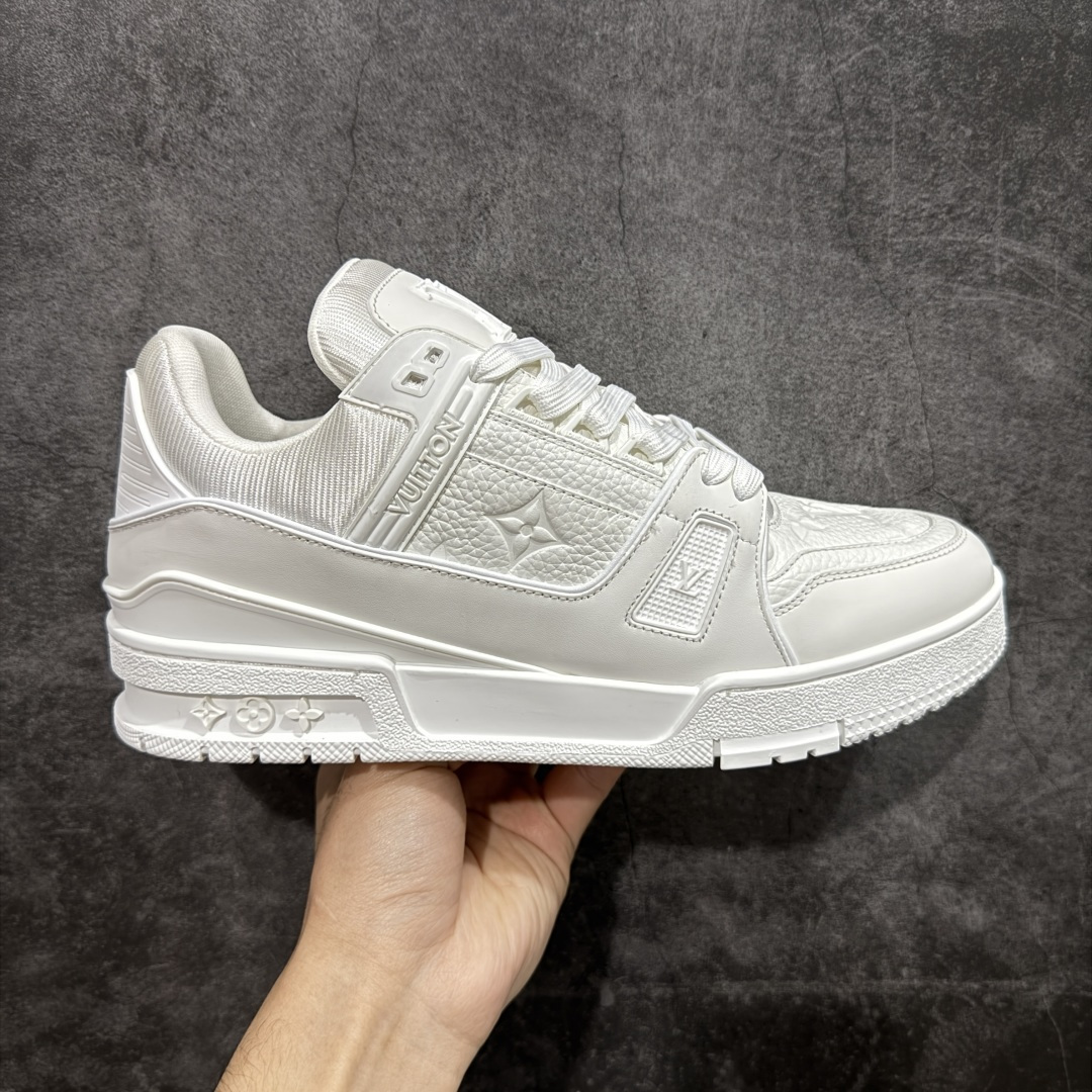 【天花板/Goat版】 市场最强版 没有之一的存在💪🏻 Louis Vuitton LV Trainer 系列全新版上架 手里有正品的可以对比下🆚懂货的看细节‼️ 此版品质是市场从未达到的新高度！ 整体版型 皮料 牛仔布的色差 压花纹路清晰度 后跟版型等等 都可以自行对比[机智]吊打市场所有货，怒甩十条街的那种，直接来正品对比图🆚，欢迎拿市场各大工厂的货来对比！ 尺码：35-45码-选品中心