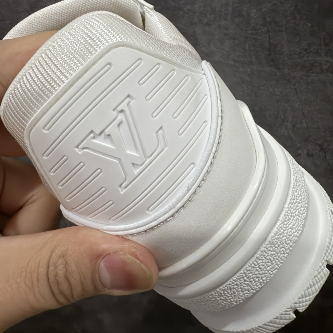 图片[2]-【天花板/Goat版】 市场最强版 没有之一的存在💪🏻 Louis Vuitton LV Trainer 系列全新版上架 手里有正品的可以对比下🆚懂货的看细节‼️ 此版品质是市场从未达到的新高度！ 整体版型 皮料 牛仔布的色差 压花纹路清晰度 后跟版型等等 都可以自行对比[机智]吊打市场所有货，怒甩十条街的那种，直接来正品对比图🆚，欢迎拿市场各大工厂的货来对比！ 尺码：35-45码-选品中心