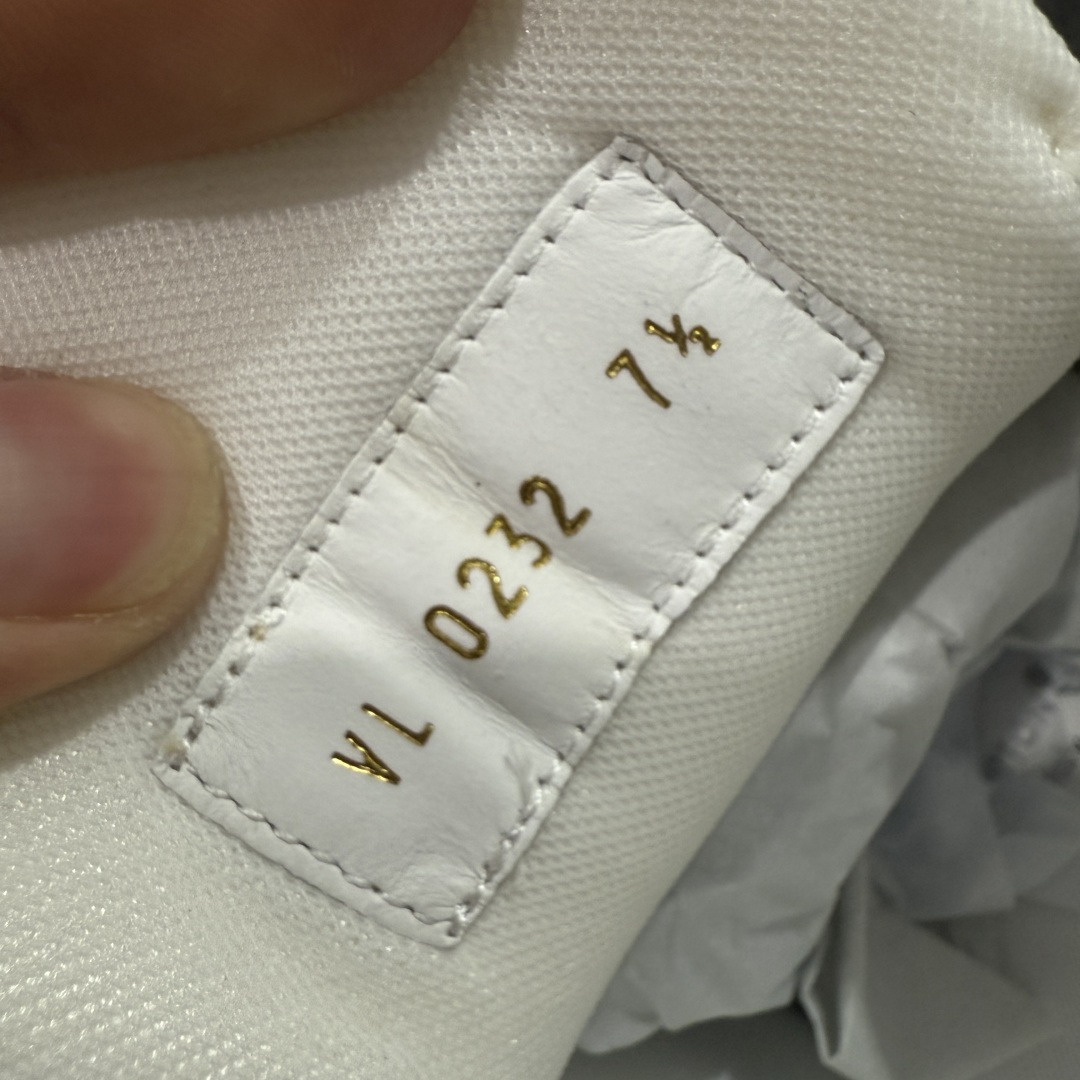 图片[7]-【天花板/Goat版】 市场最强版 没有之一的存在💪🏻 Louis Vuitton LV Trainer 系列全新版上架 手里有正品的可以对比下🆚懂货的看细节‼️ 此版品质是市场从未达到的新高度！ 整体版型 皮料 牛仔布的色差 压花纹路清晰度 后跟版型等等 都可以自行对比[机智]吊打市场所有货，怒甩十条街的那种，直接来正品对比图🆚，欢迎拿市场各大工厂的货来对比！ 尺码：35-45码-选品中心